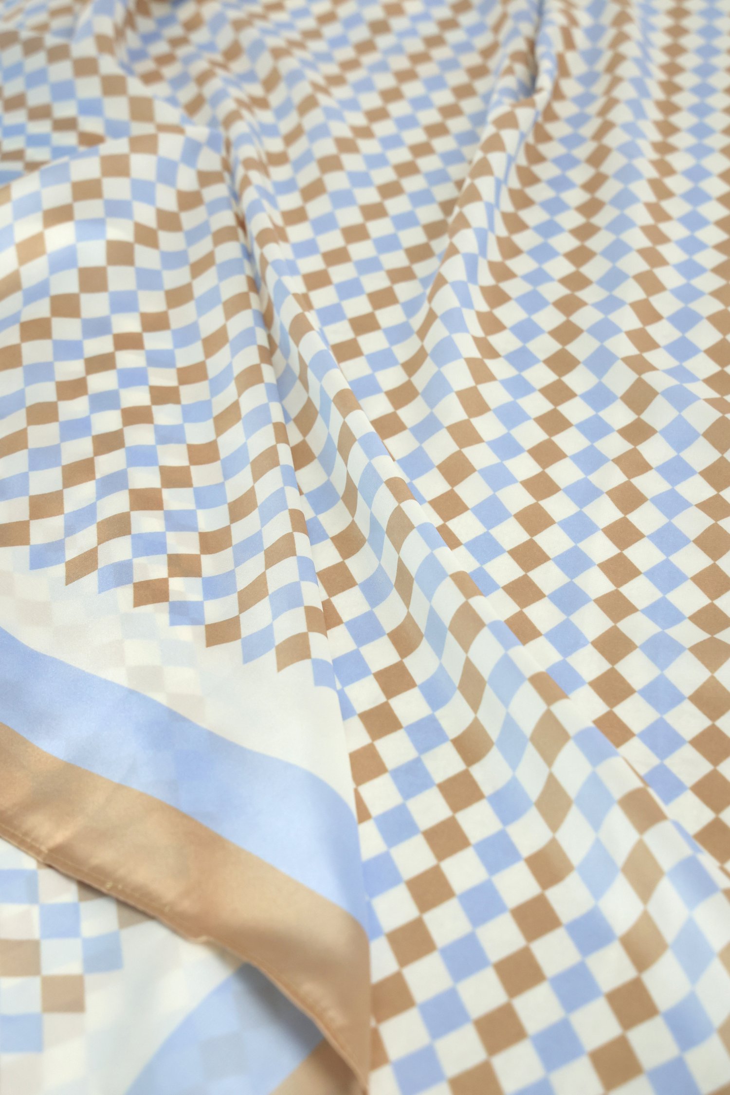 Photo produit 1 de Foulard à motif losanges beige et bleu de Liberty Island pour Femmes
