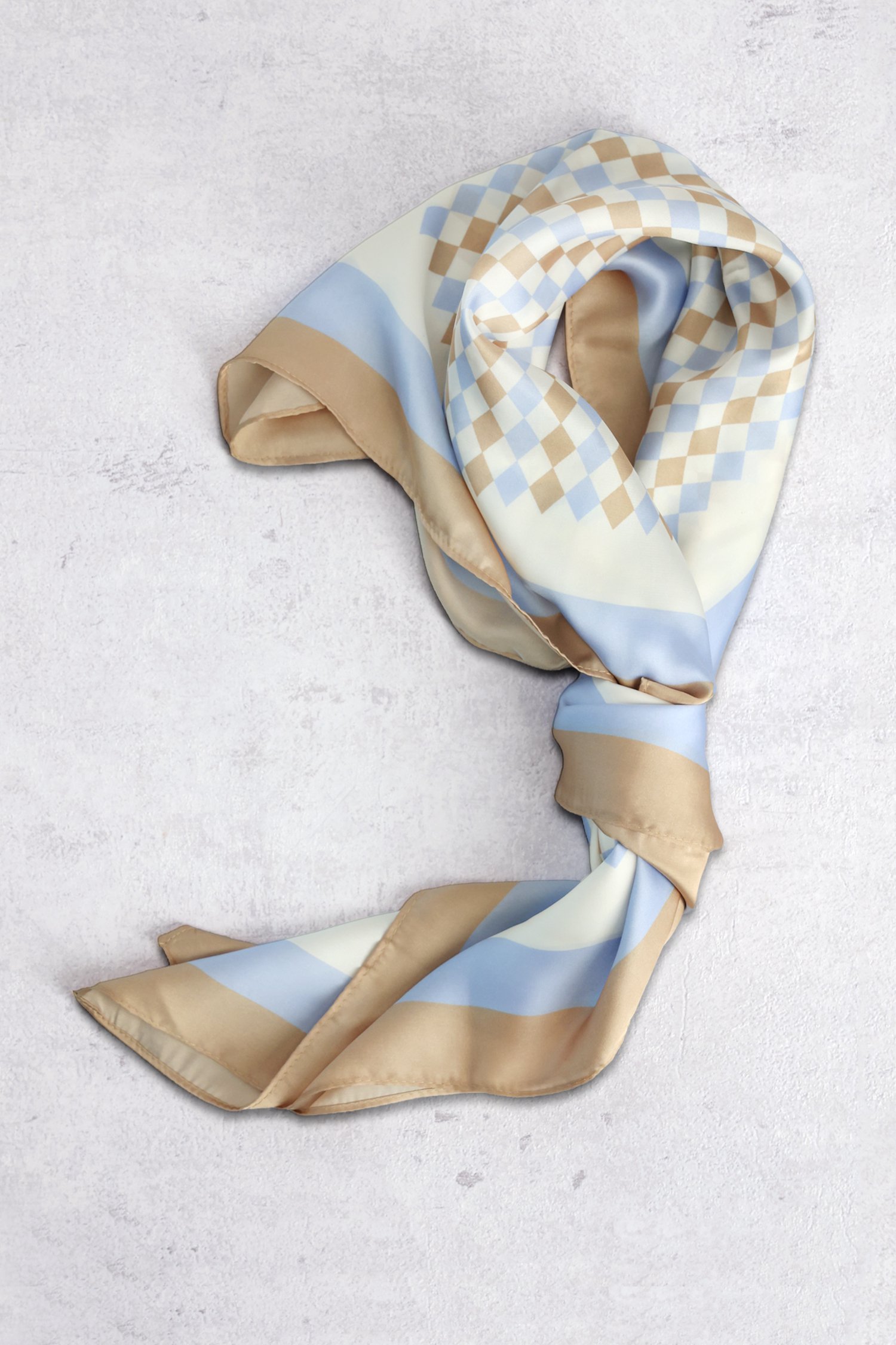 Le devant de Foulard à motif losanges beige et bleu de Liberty Island pour Femmes