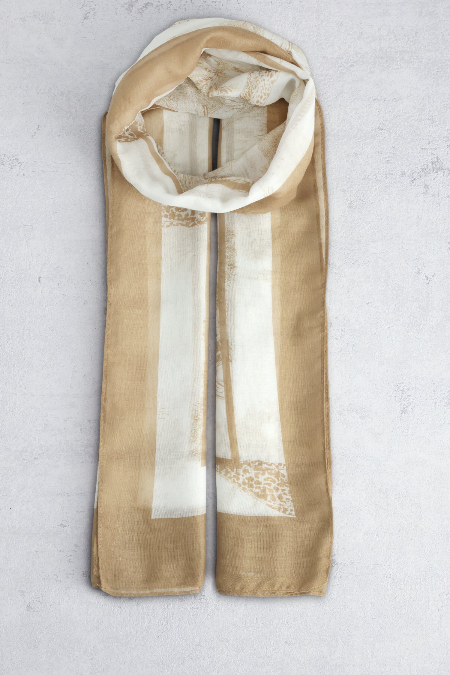 Le devant de Foulard beige à imprimé safari de Modeno pour Femmes