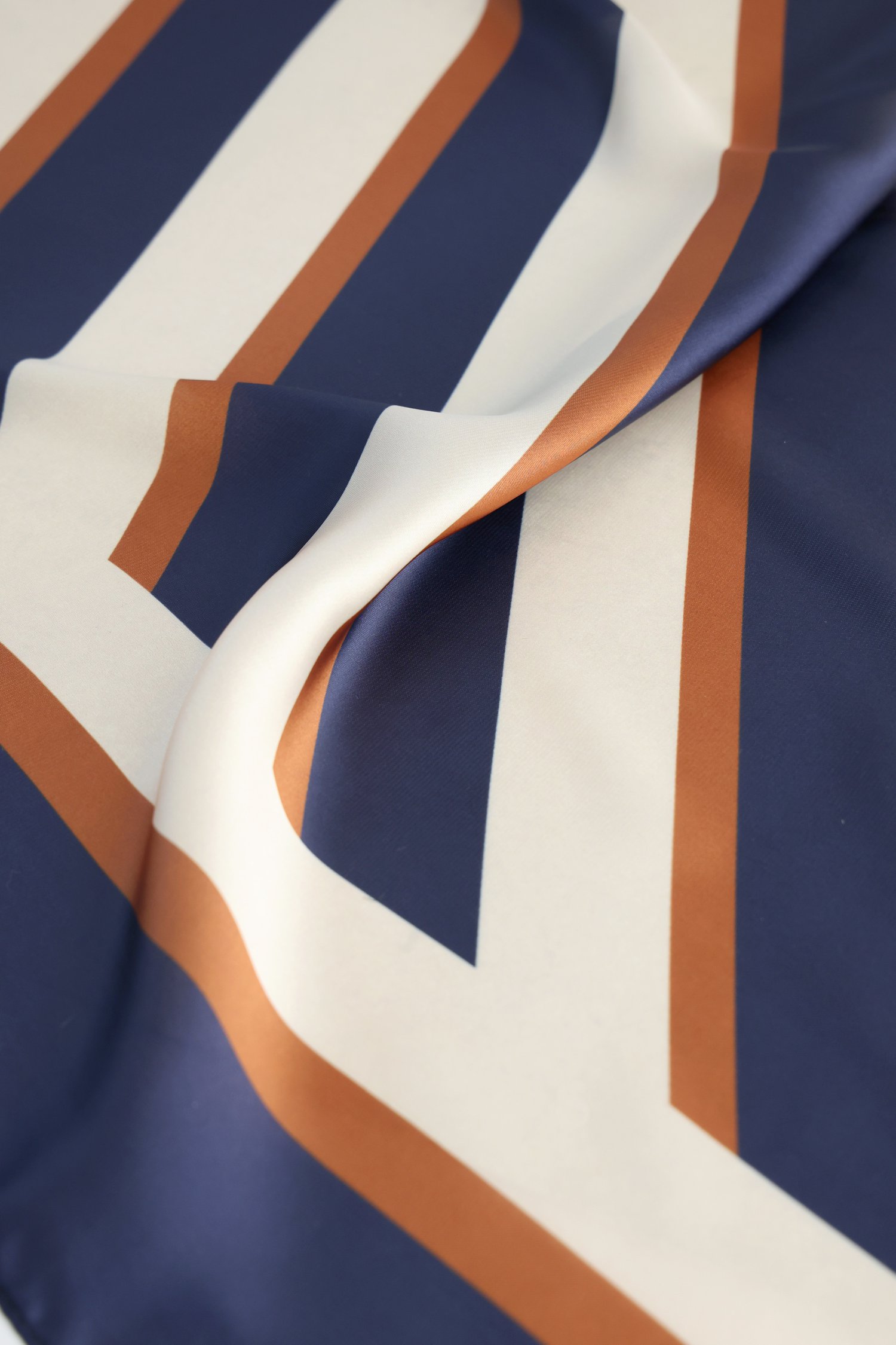 Photo produit 1 de Foulard bleu foncé à rayures crème et orange de Liberty Island pour Femmes