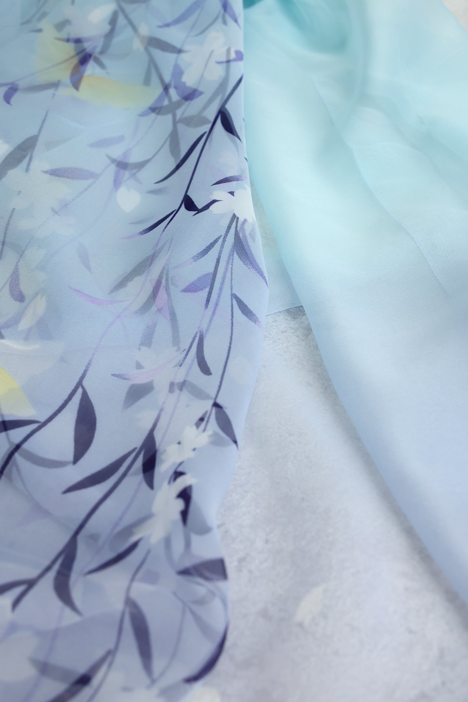 Détail de Foulard dégradé bleu et mauve à imprimé feuillage de Modeno pour Femmes
