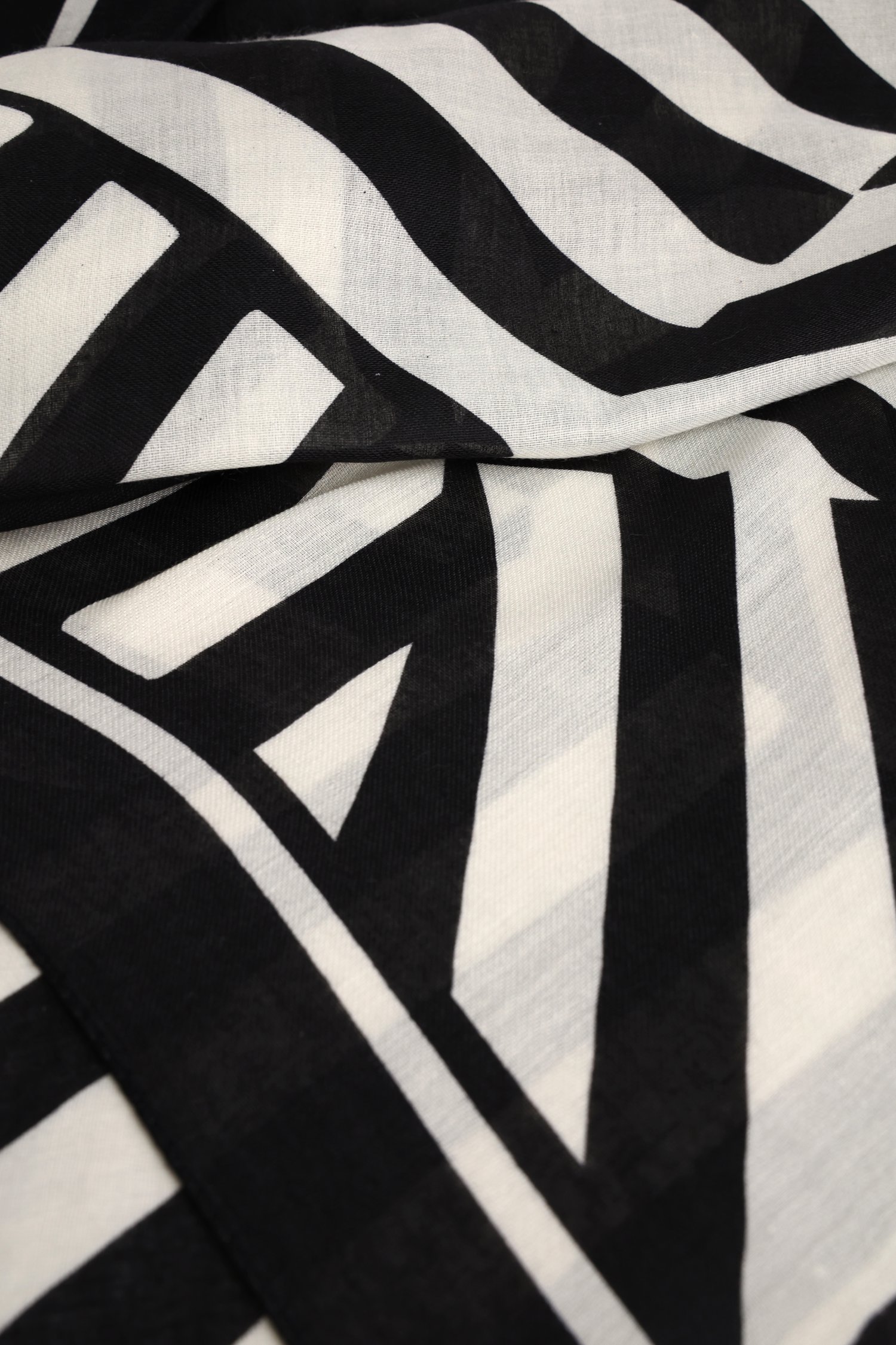 Foulard fin à rayures écru-noir de Liberty Island pour Femmes
