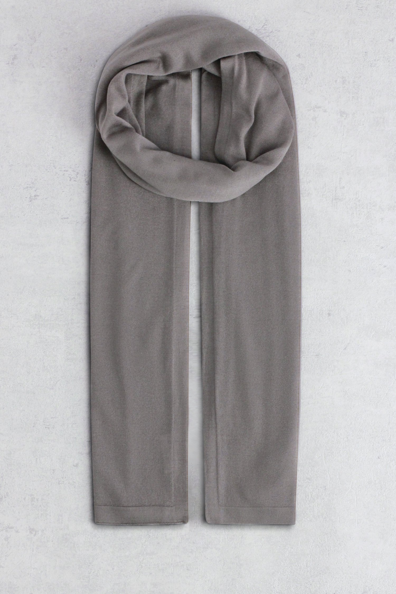 Le devant de Foulard gris finement tricoté de D'Auvry Studio pour Femmes