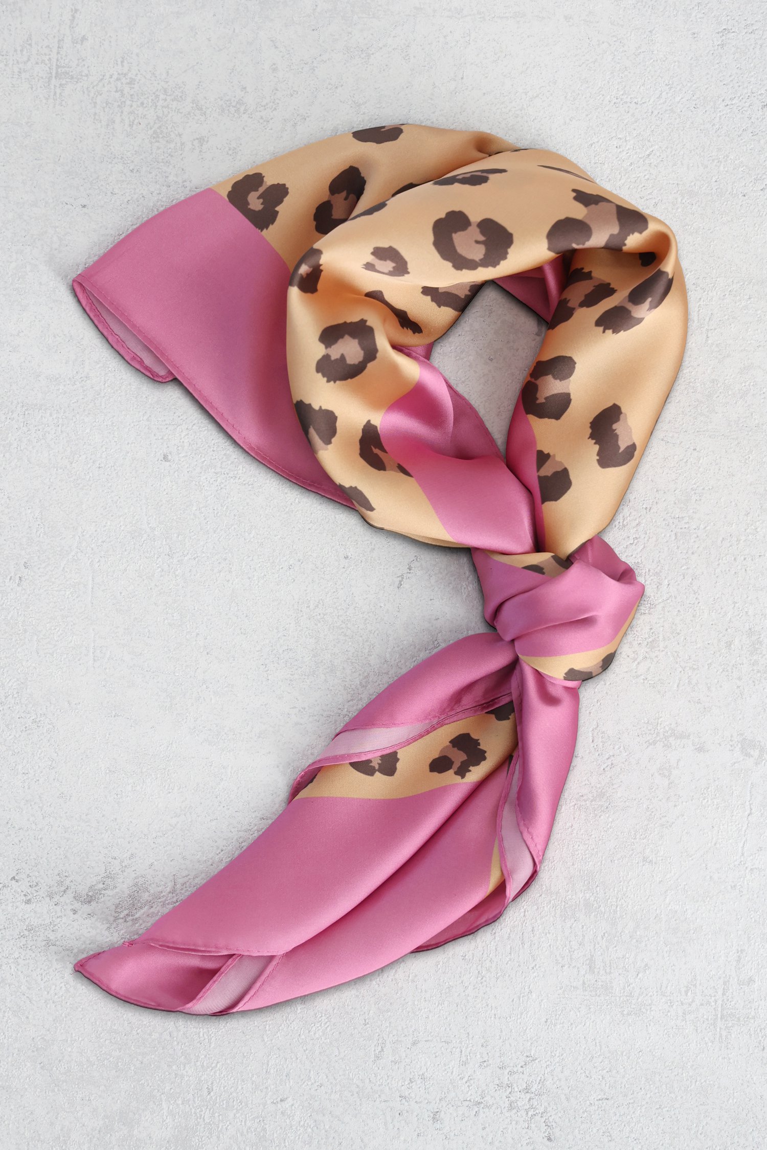 Le devant de Foulard orange-rose à imprimé léopard de Liberty Island pour Femmes