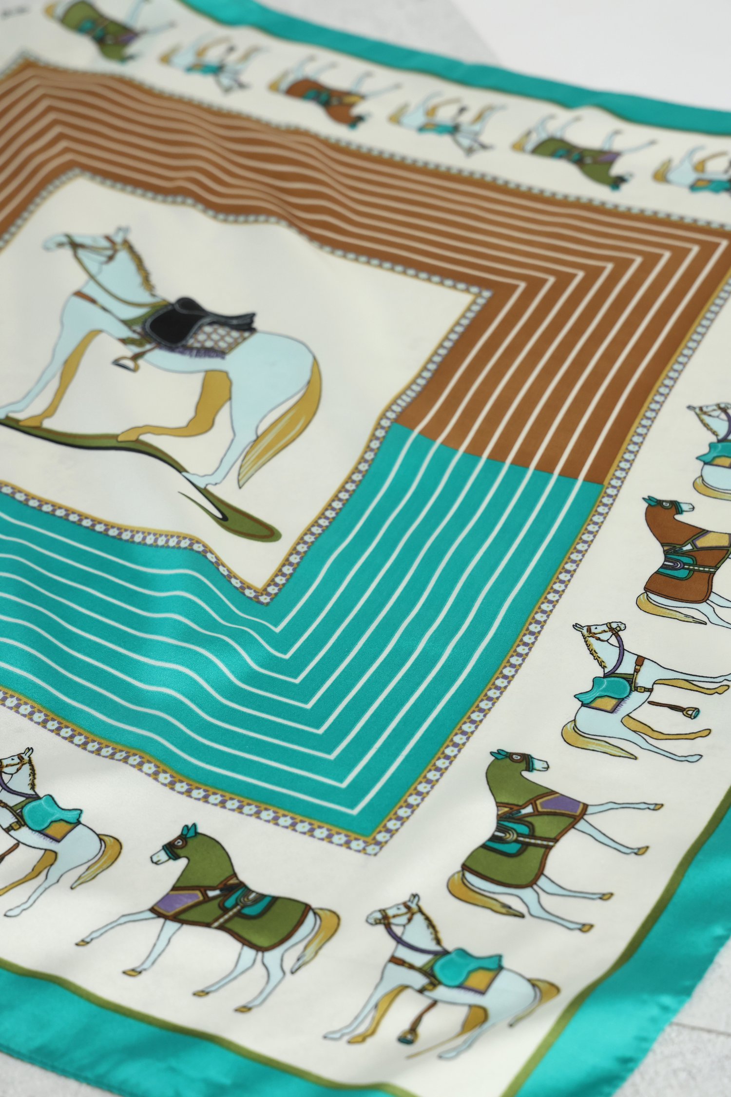 Photo produit 1 de Foulard turquoise à imprimé chevaux de Liberty Island pour Femmes