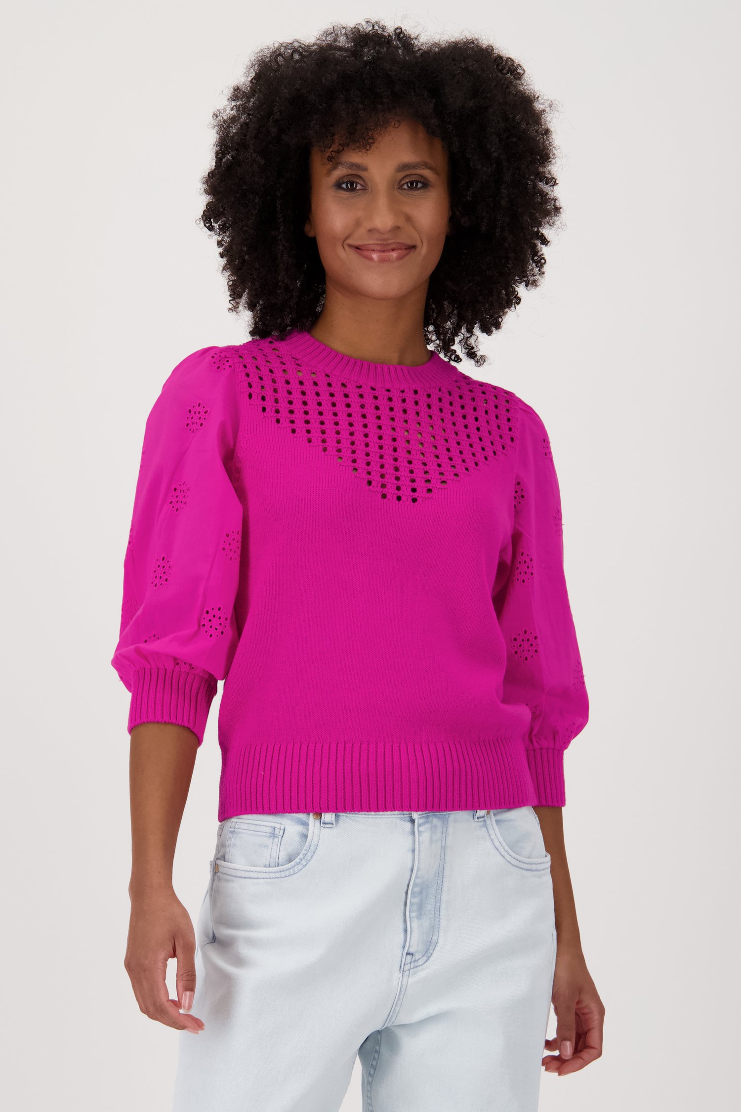 Achterkant van Fuchsia trui met broderie anglaise door Louise voor Dames