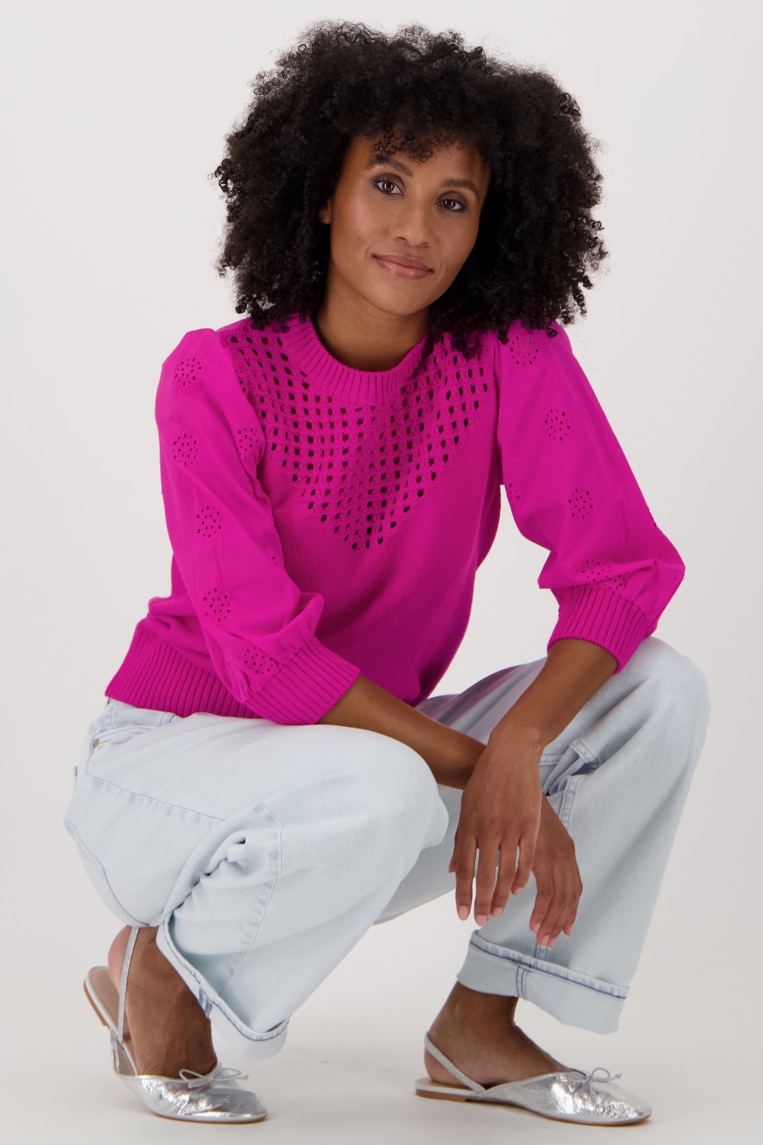 Voorkant van Fuchsia trui met broderie anglaise door Louise voor Dames