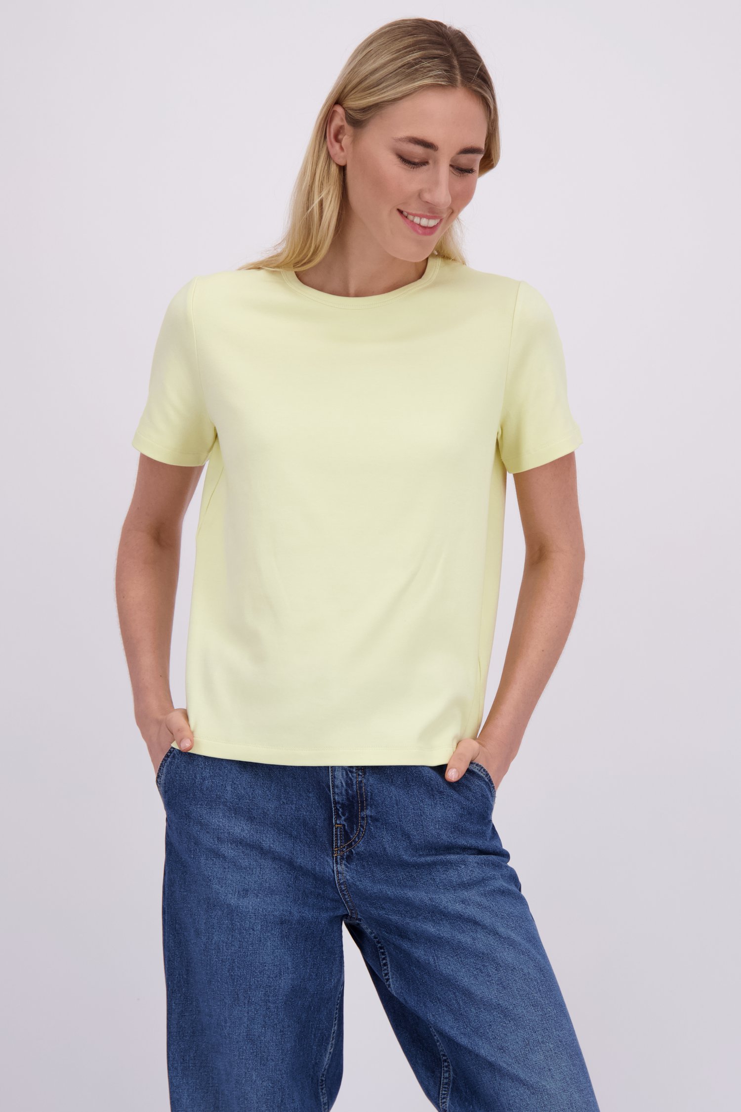 Voorkant van Geel T-shirt met ronde hals door Liberty Island voor Dames