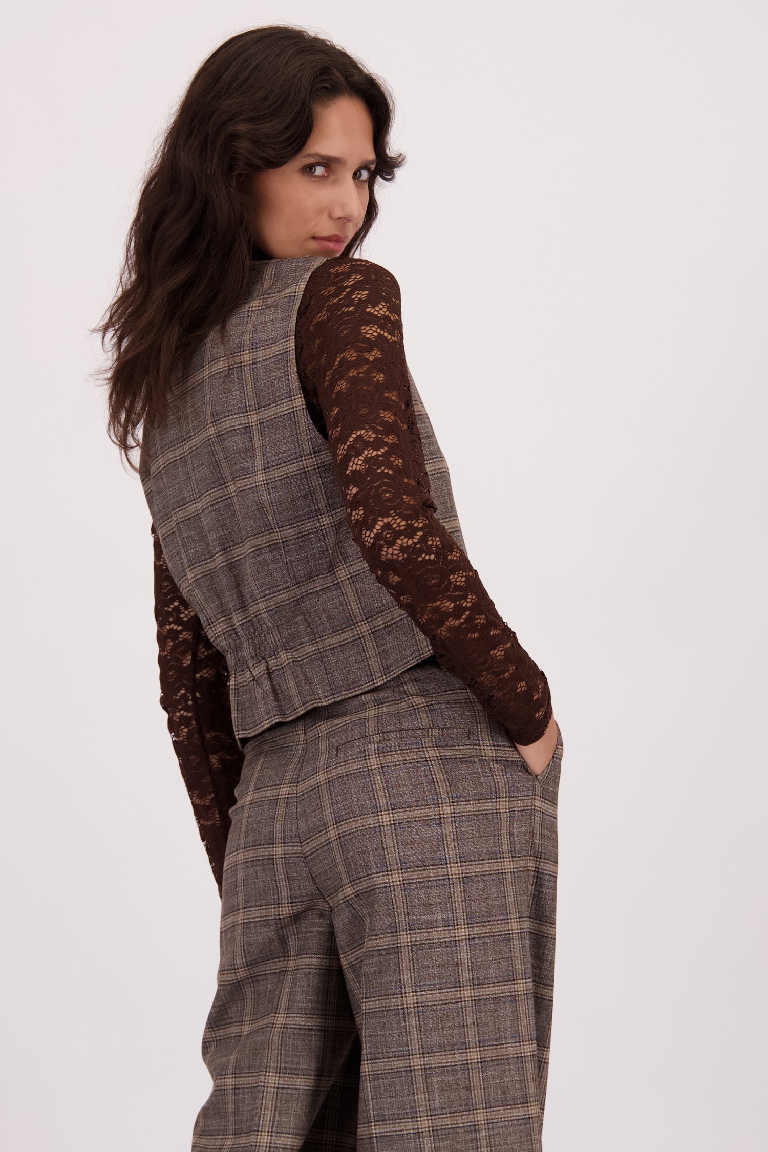 Achterkant van Geruite mouwloze blazer door Louise voor Dames