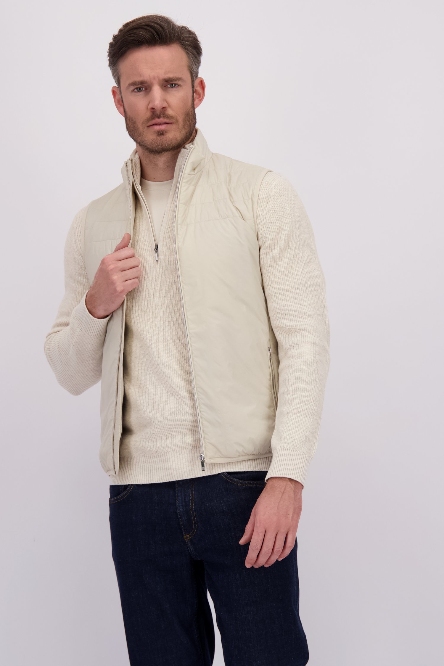 Le devant de Gilet matelassé beige clair de Upper East pour Hommes