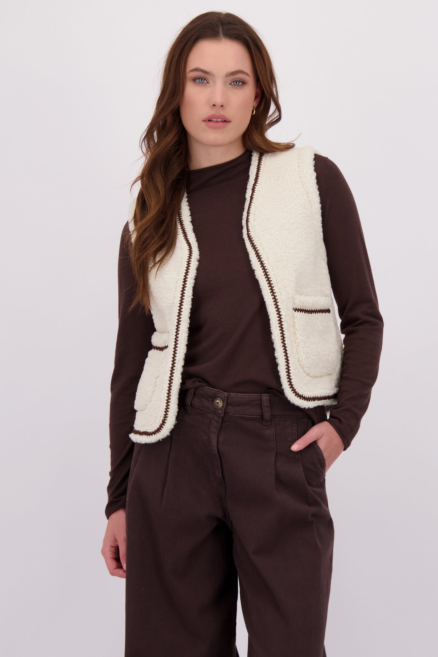 Le devant de Gilet réversible beige sans manches de Geisha pour Femmes