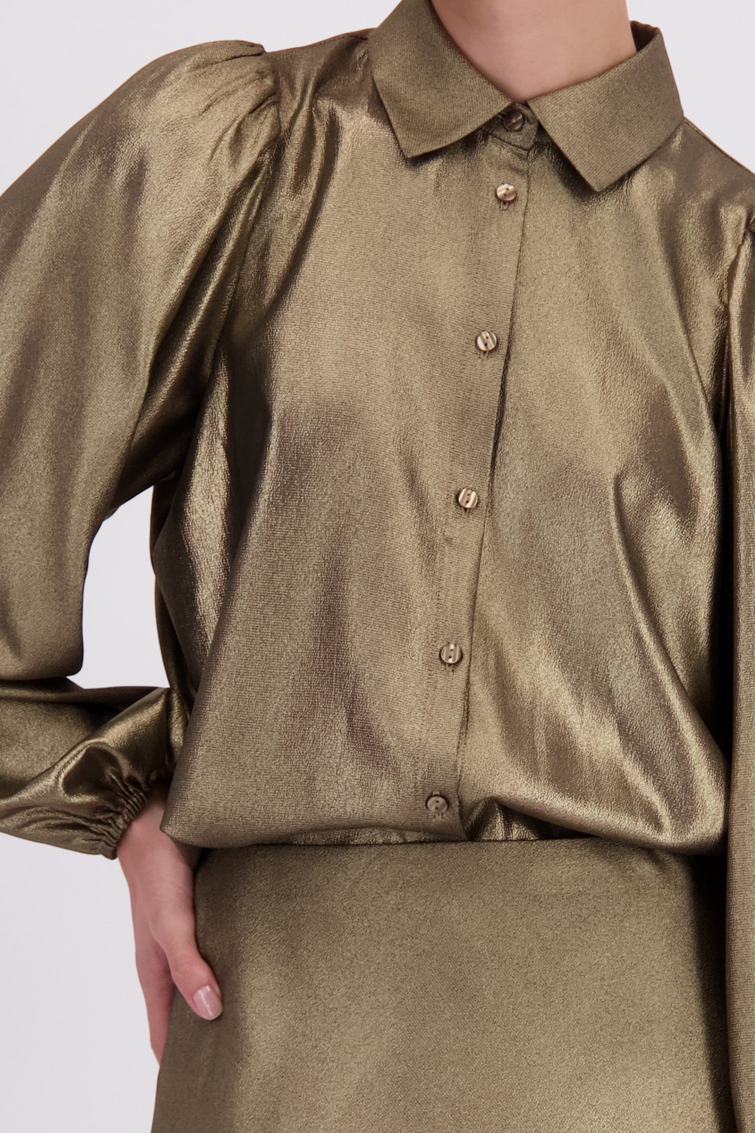 Detail van Glanzende bronzen blouse met ballonmouwen door D'Auvry voor Dames