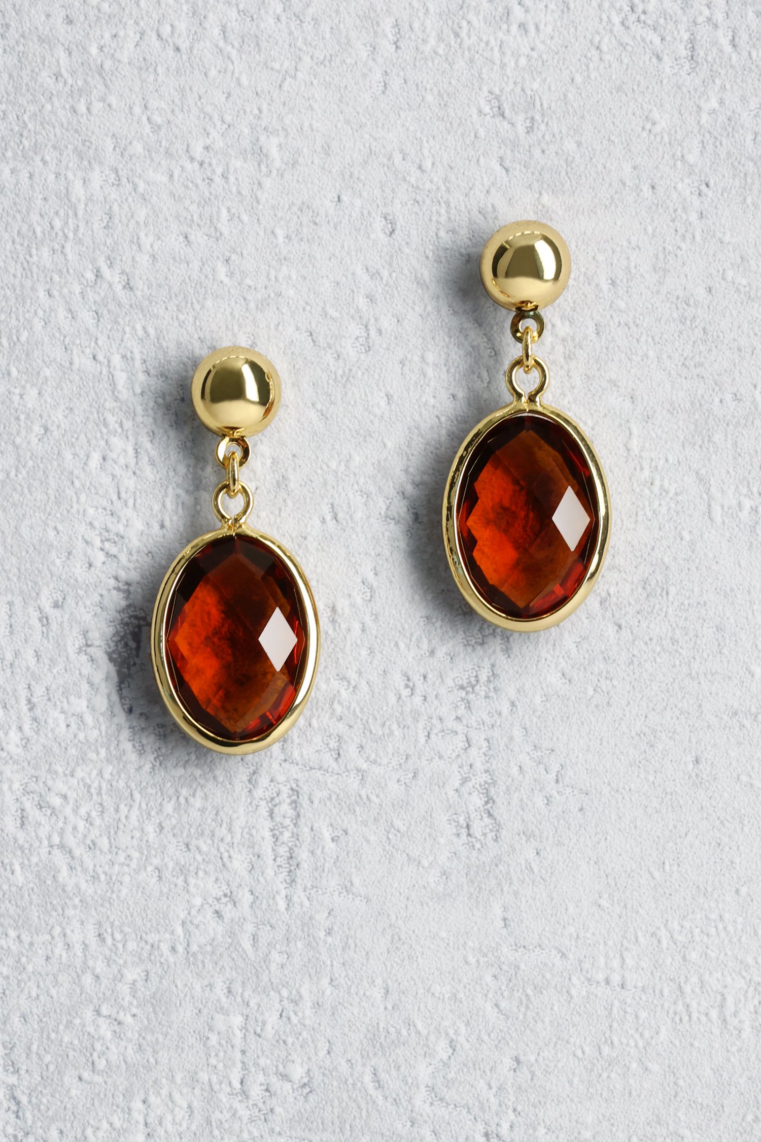 Voorkant van Gouden oorbellen met rode ovale hanger door Liberty Island voor Dames