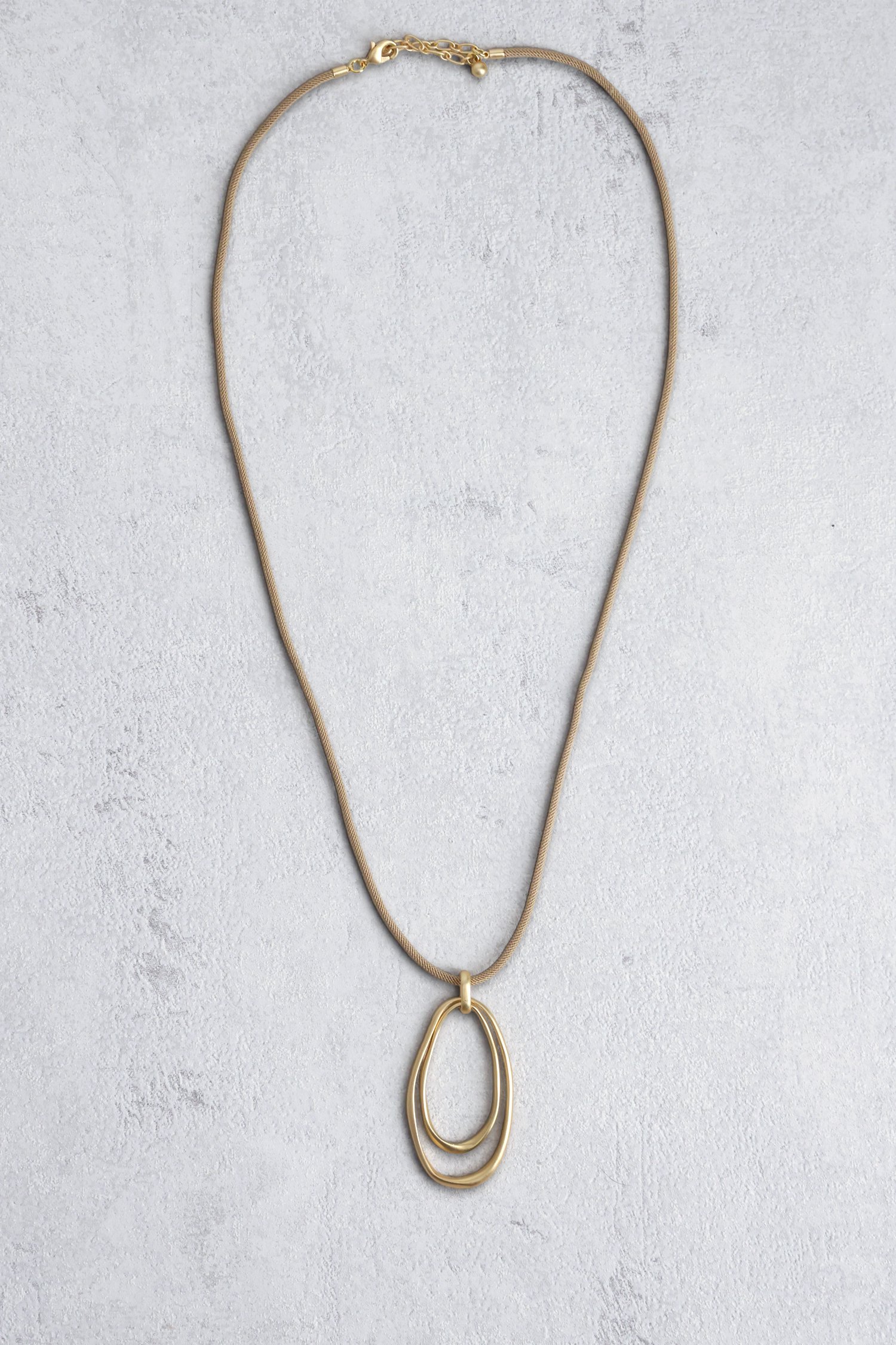 Voorkant van Goudkleurige ketting met organische hangers door Liberty Island voor Dames