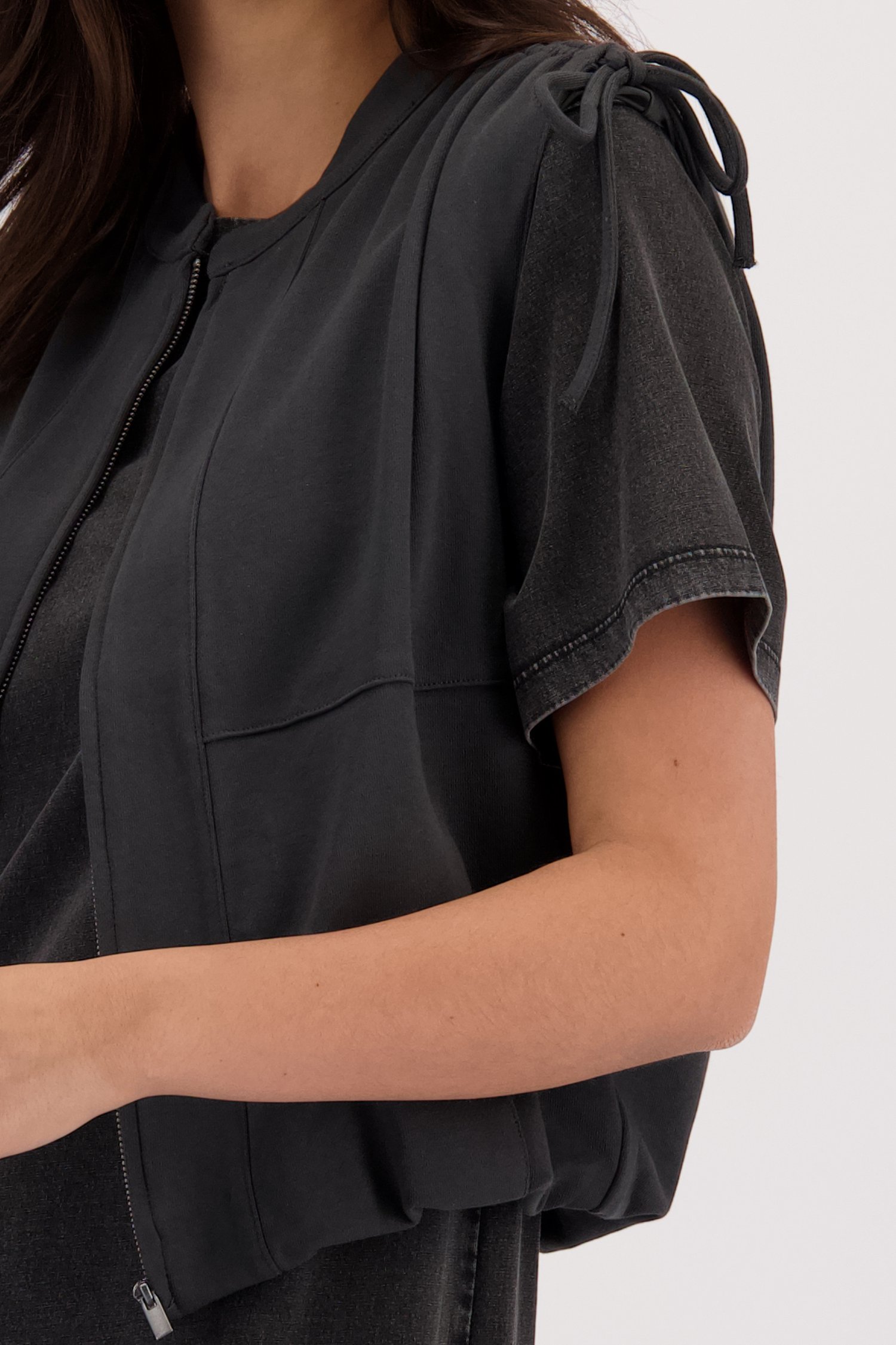 Detail van Grijs mouwloos vestje met ballonzoom  door Louise voor Dames