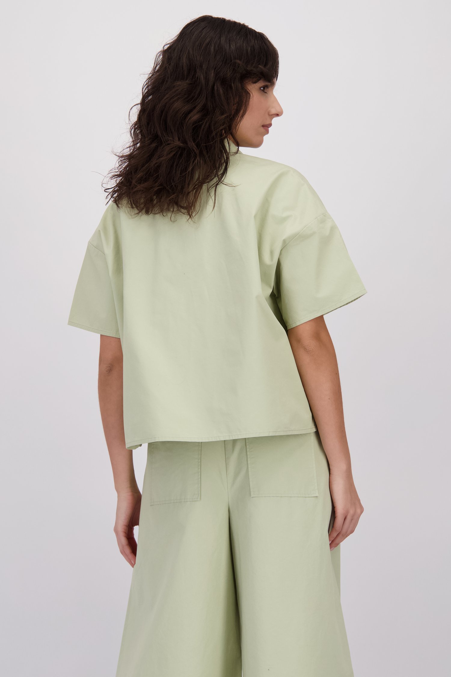 Achterkant van Grijsgroene blouse met korte mouwen door Louise voor Dames