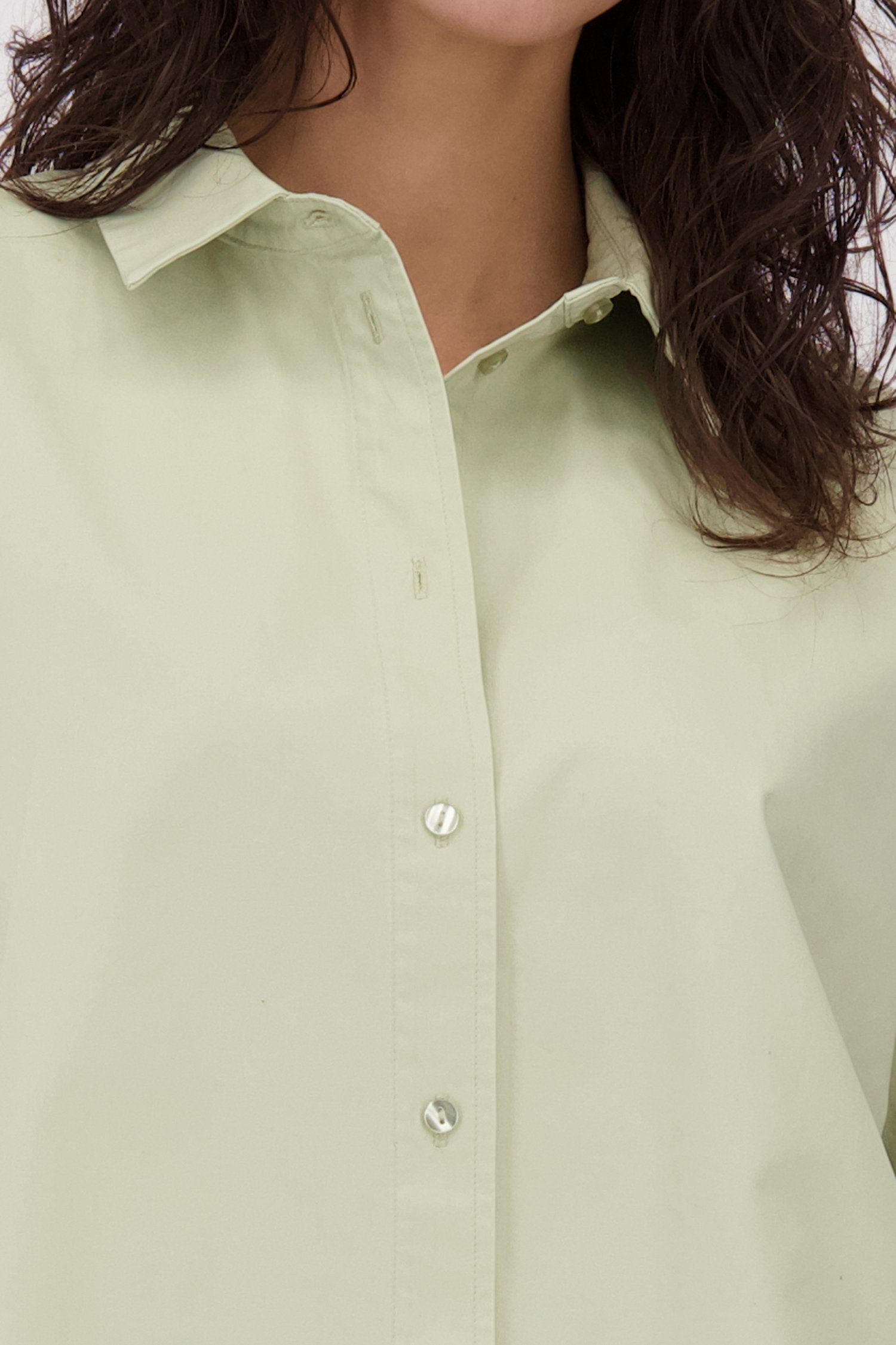Detail van Grijsgroene blouse met korte mouwen door Louise voor Dames