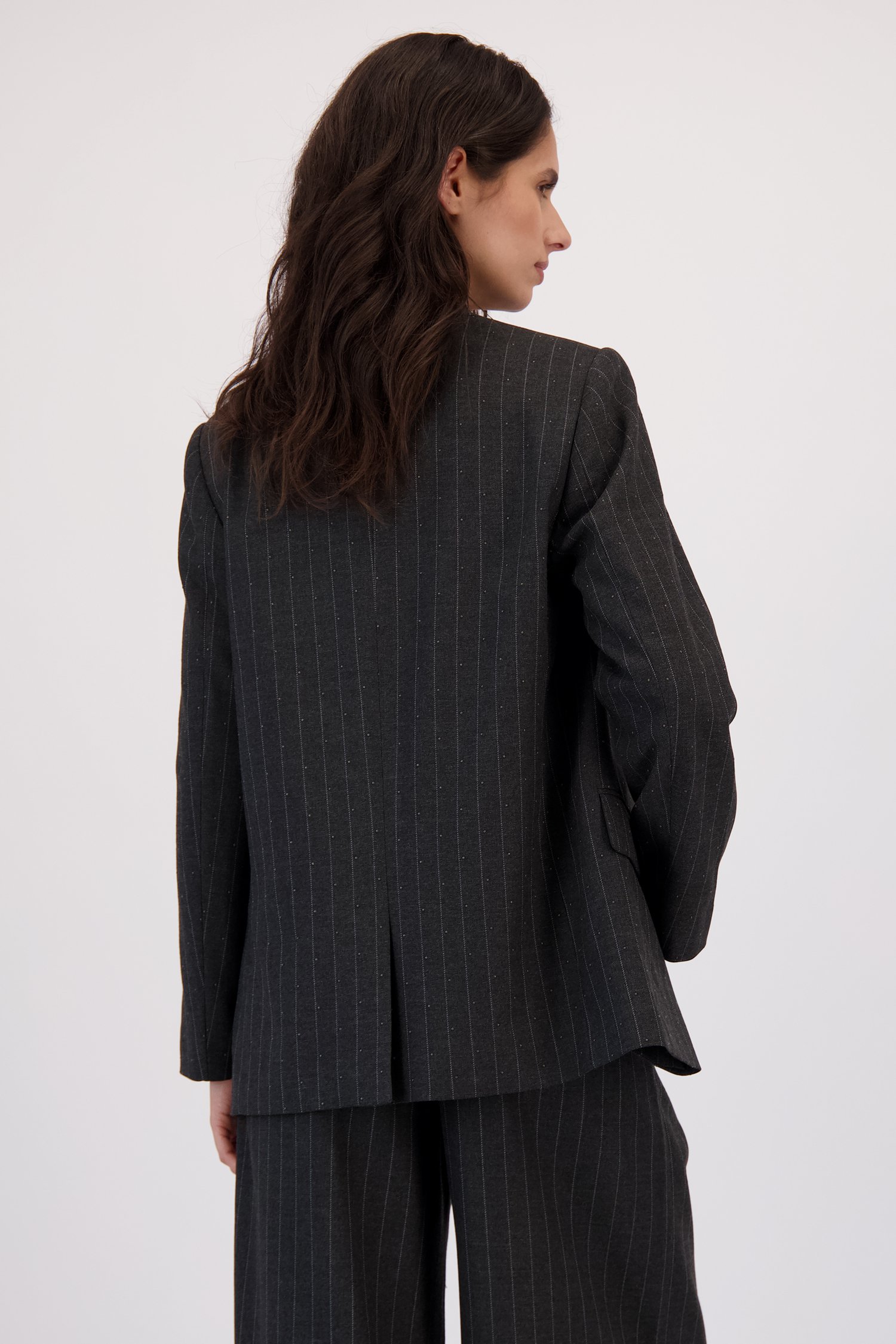Achterkant van Grijze blazer met krijtstreep en studs door Louise voor Dames