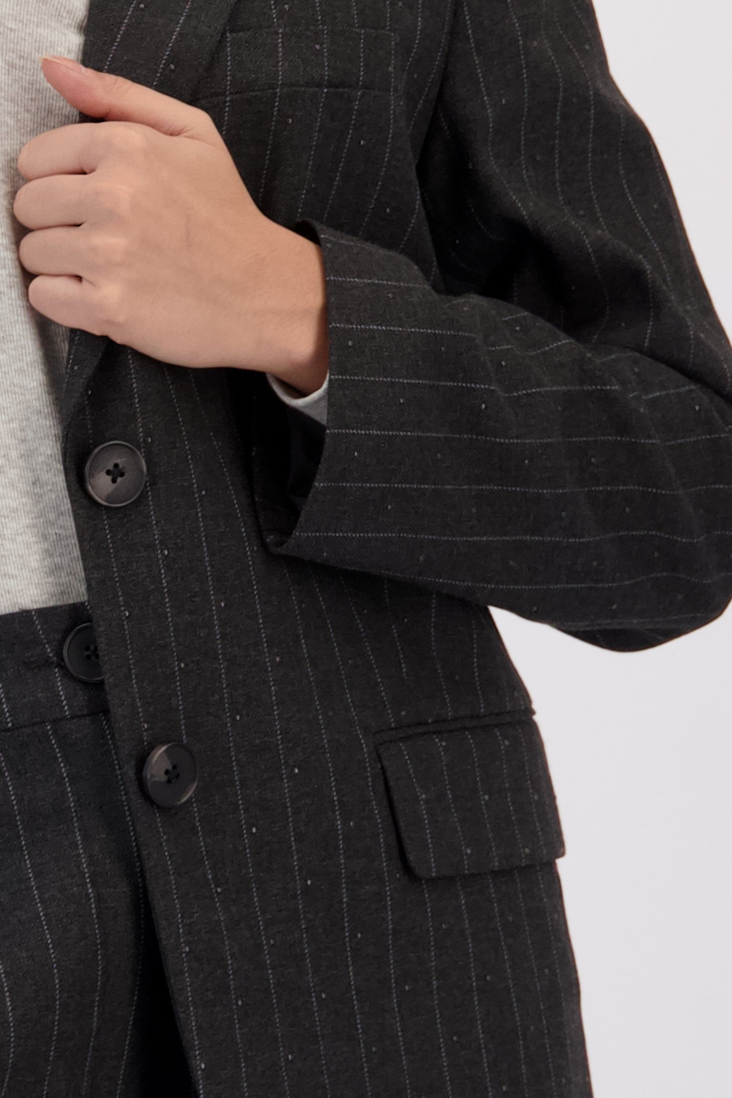 Detail van Grijze blazer met krijtstreep en studs door Louise voor Dames
