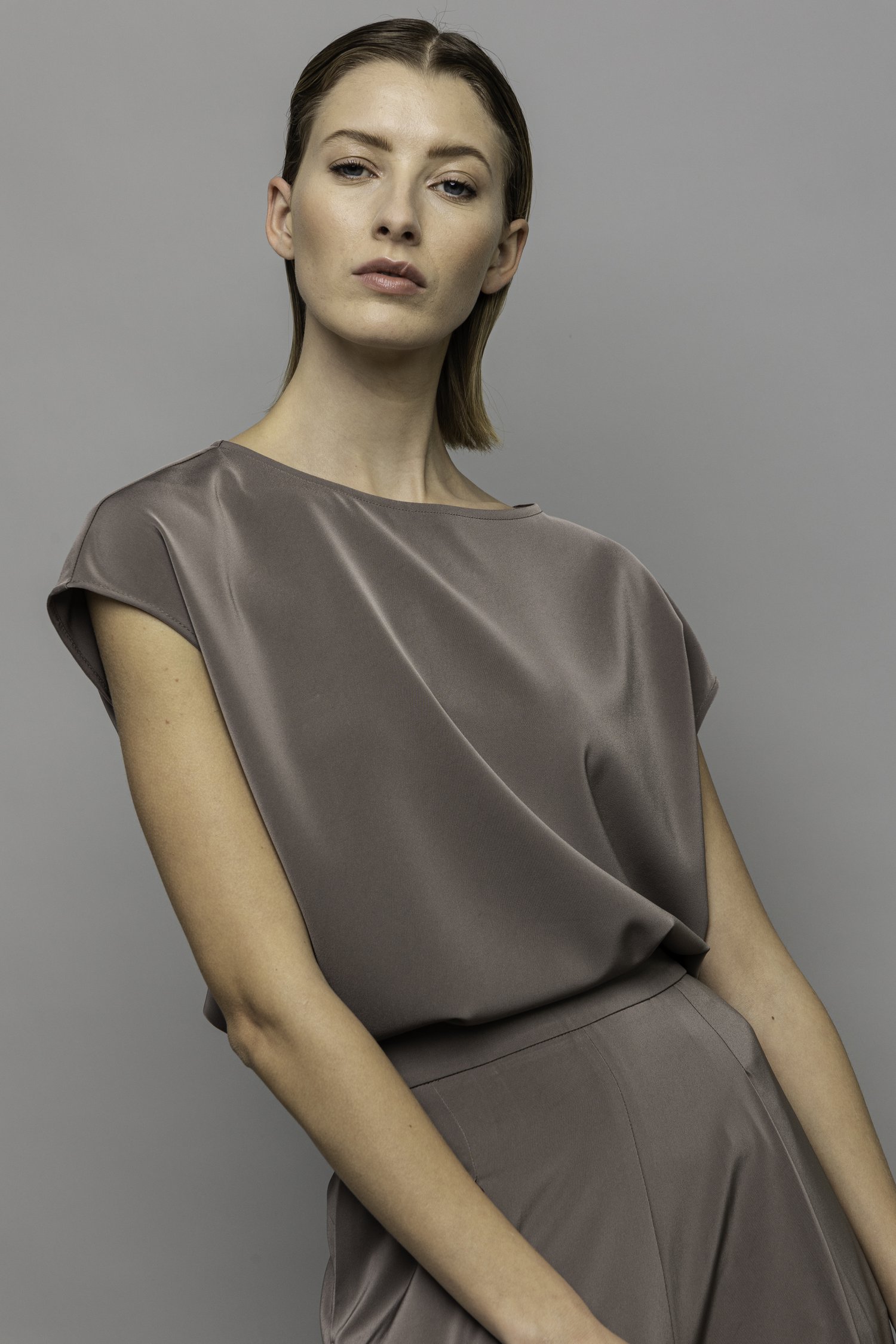 Voorkant van Grijze blouse met satin look door D'Auvry voor Dames