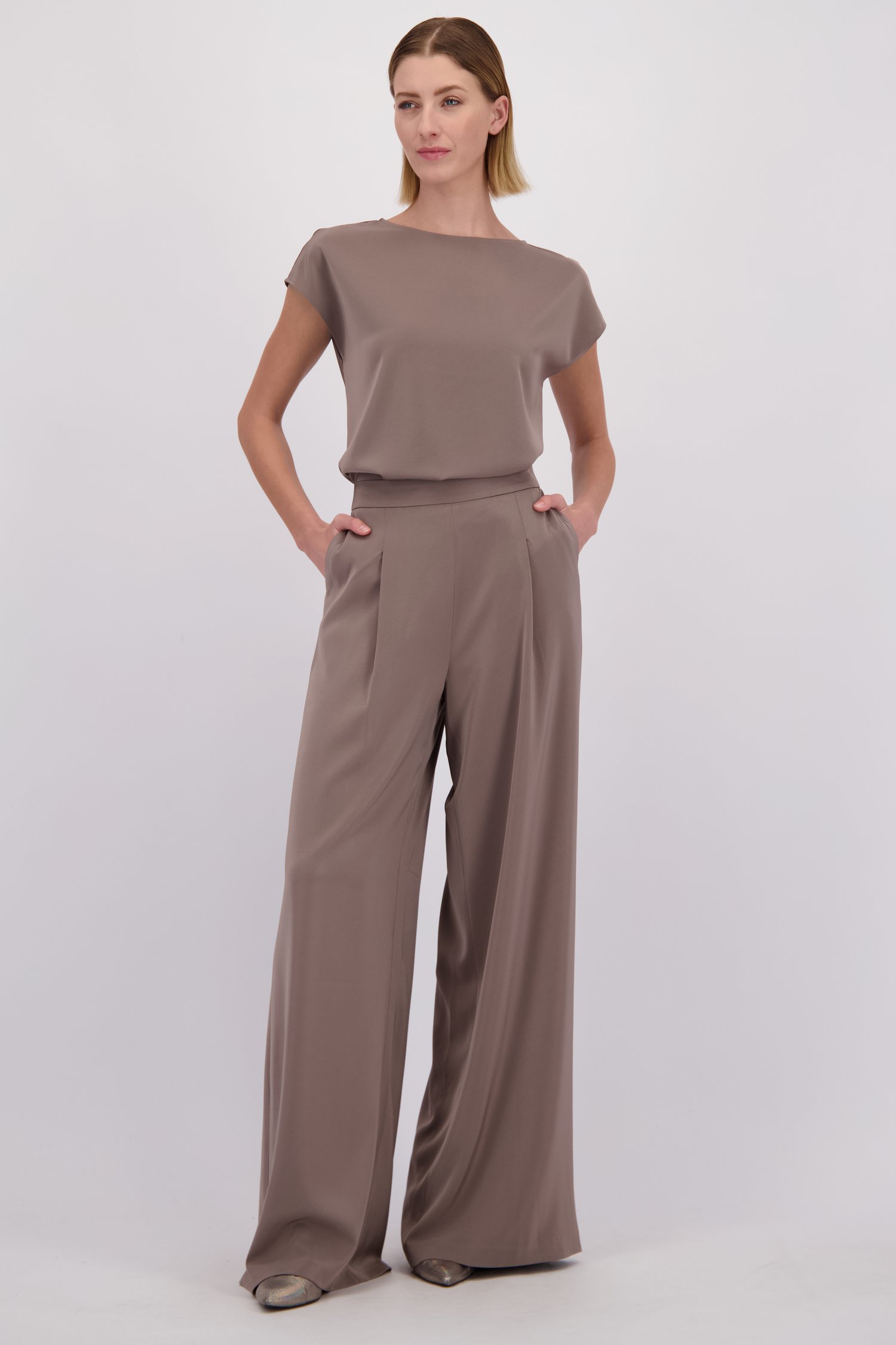 Achterkant van Grijze broek met satin look  door D'Auvry voor Dames
