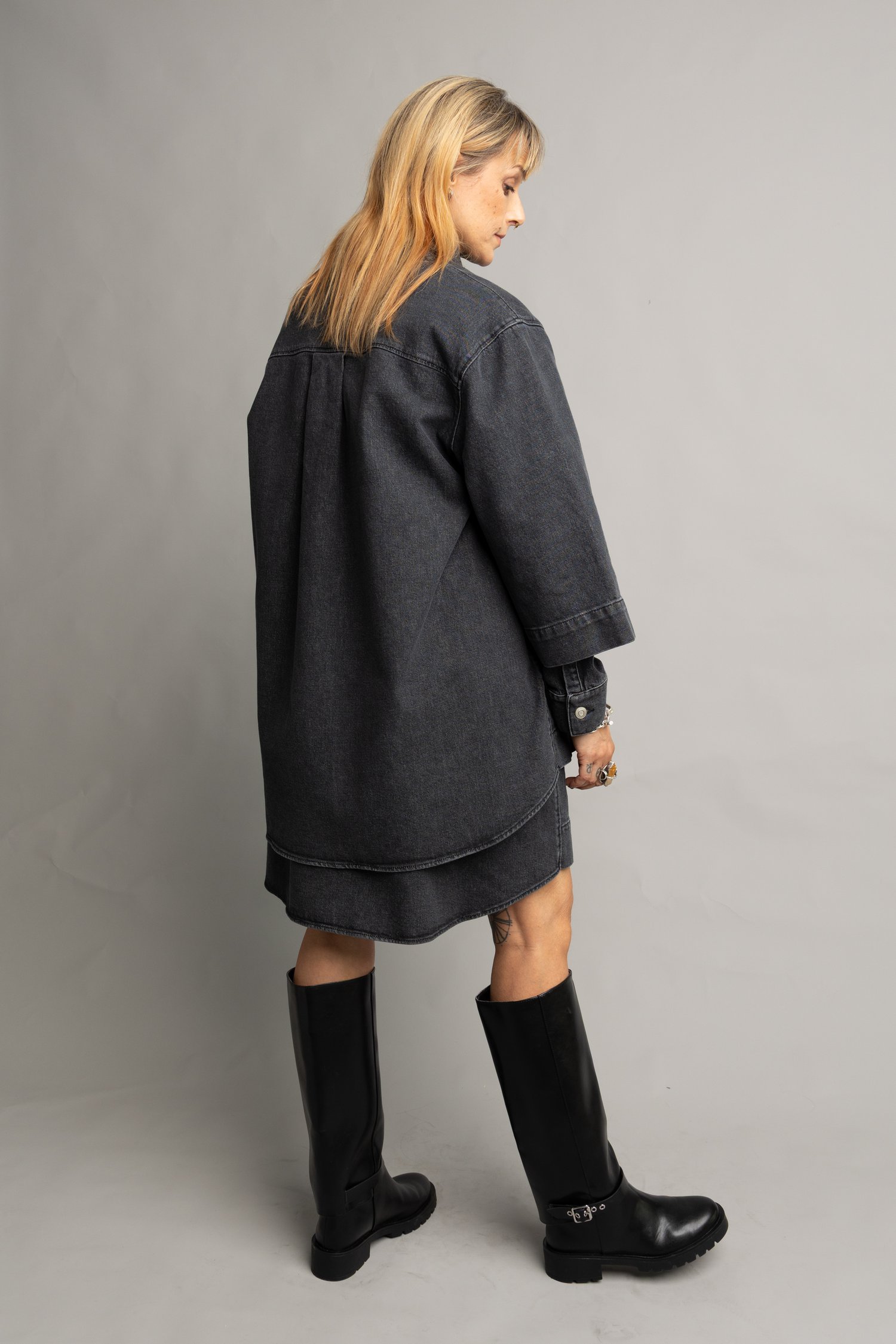 Achterkant van Grijze jeansvest met verwassen look door Murielle Victorine Scherre voor Dames