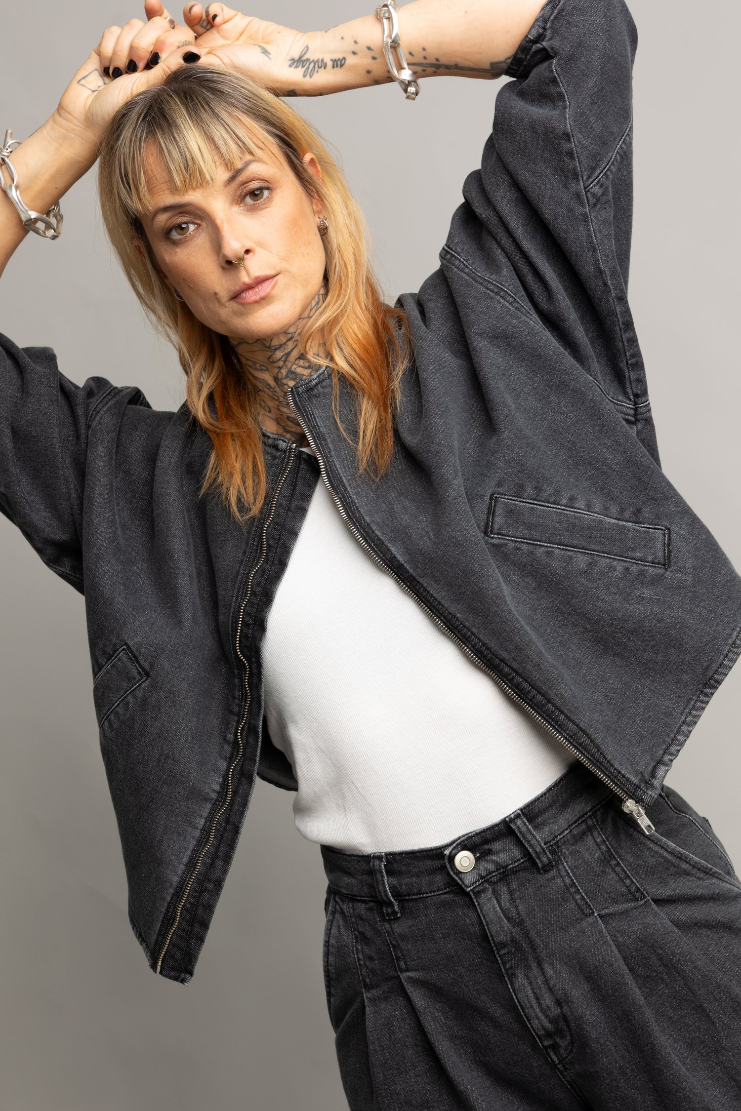 Achterkant van Grijze jeansvest met verwassen look door Murielle Victorine Scherre voor Dames