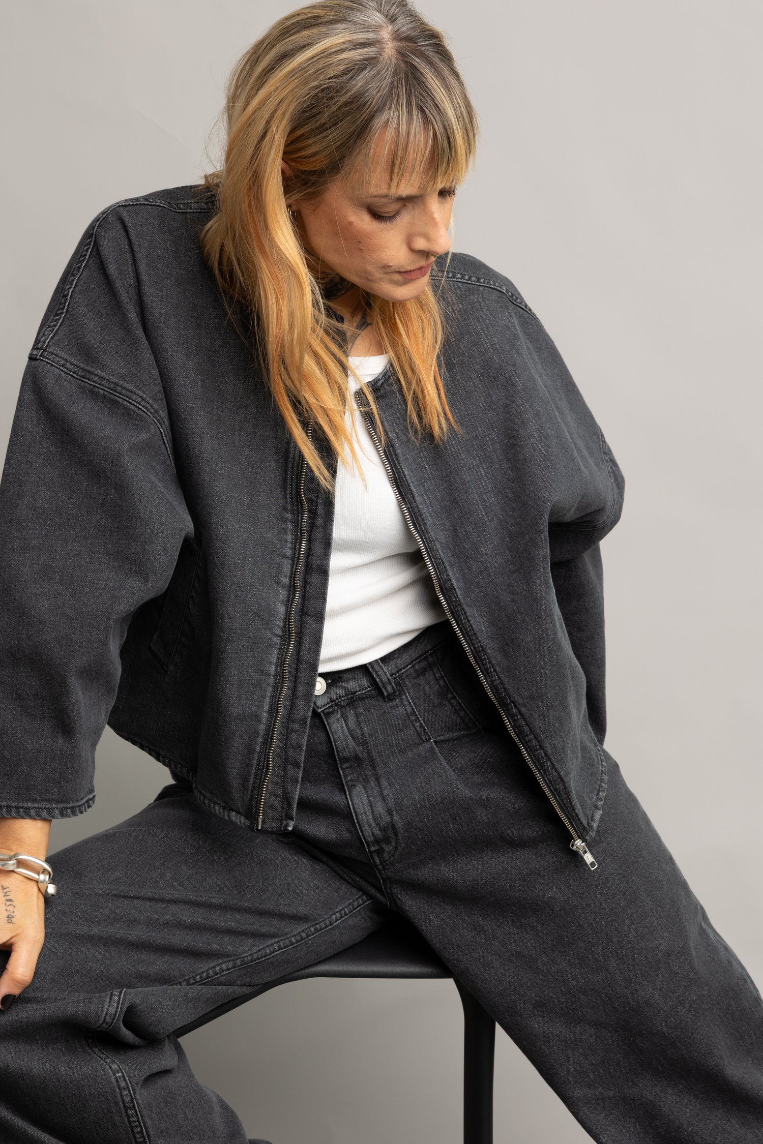 Voorkant van Grijze jeansvest met verwassen look door Murielle Victorine Scherre voor Dames