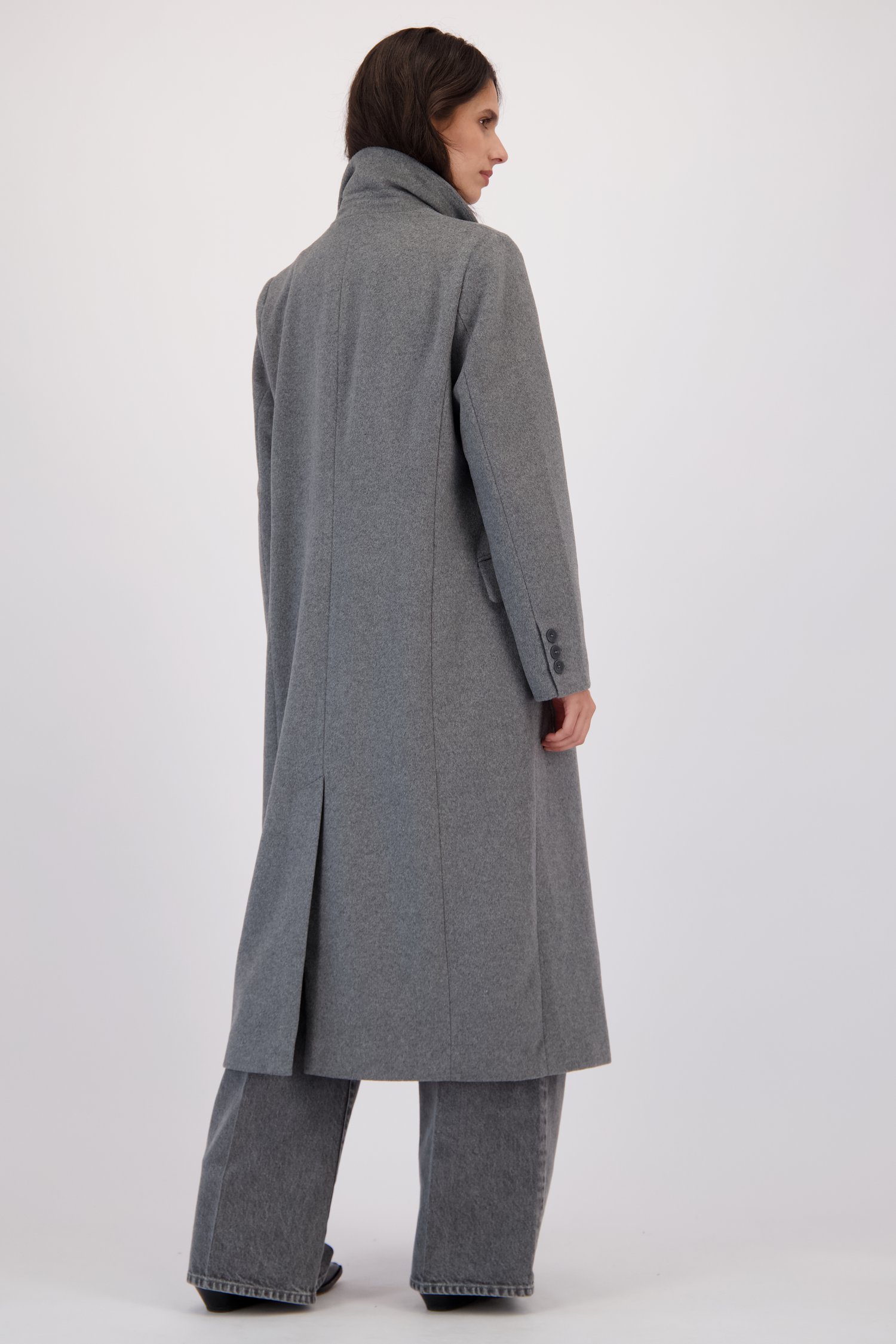 Achterkant van Grijze lange mantel door Louise voor Dames