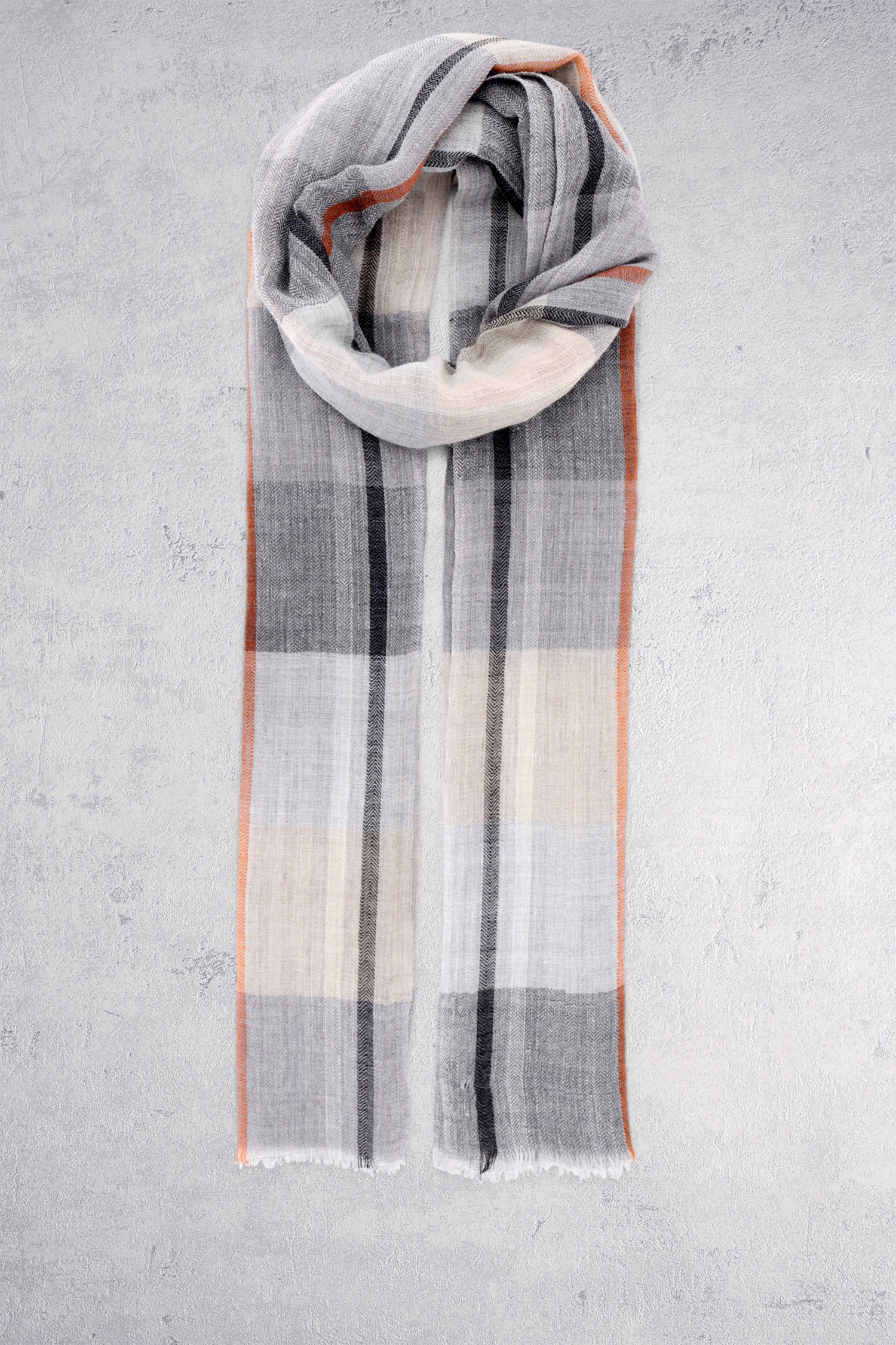 Voorkant van Grijze sjaal met strepen door Liberty Island voor Heren