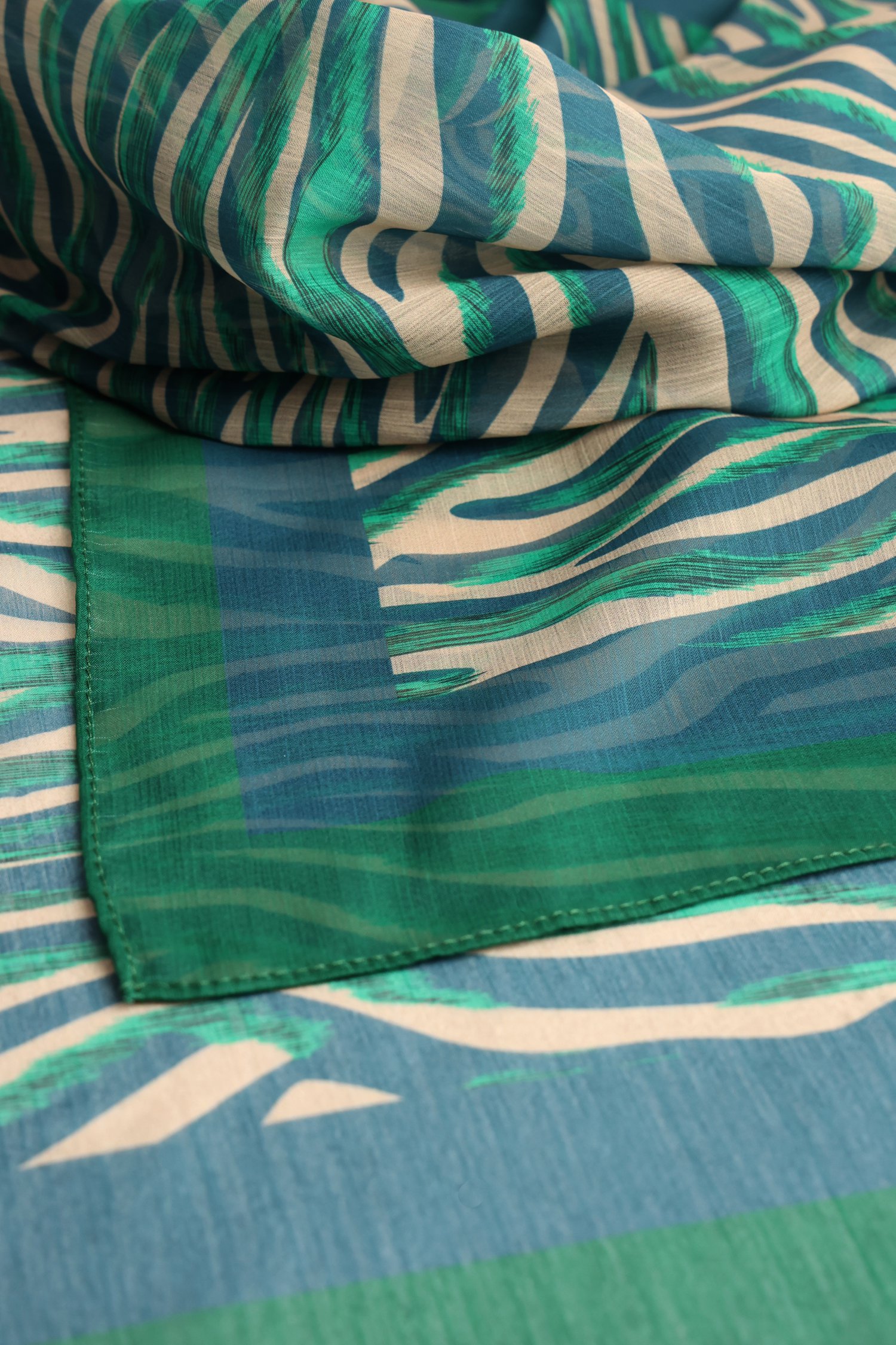 Productfoto 1 van Groen sjaaltje met beige-blauwe print door Claude Arielle voor Dames