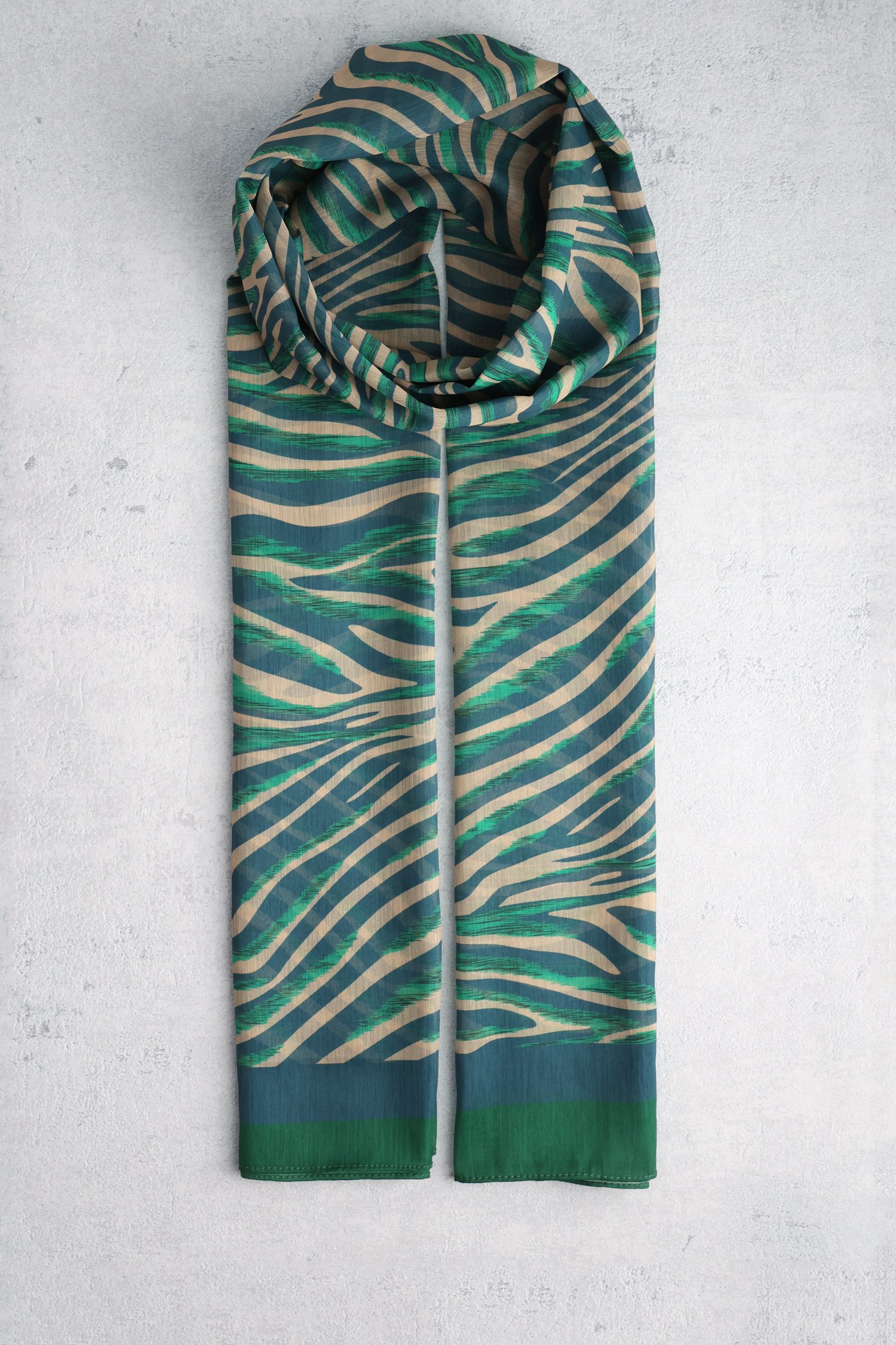 Voorkant van Groen sjaaltje met beige-blauwe print door Claude Arielle voor Dames