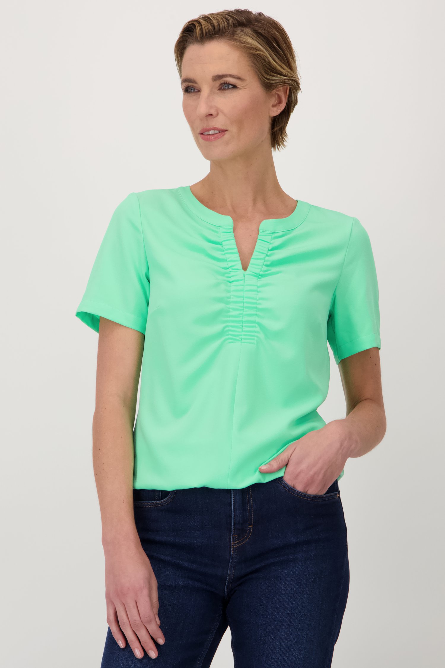 Voorkant van Groene blouse met V-hals door Claude Arielle voor Dames