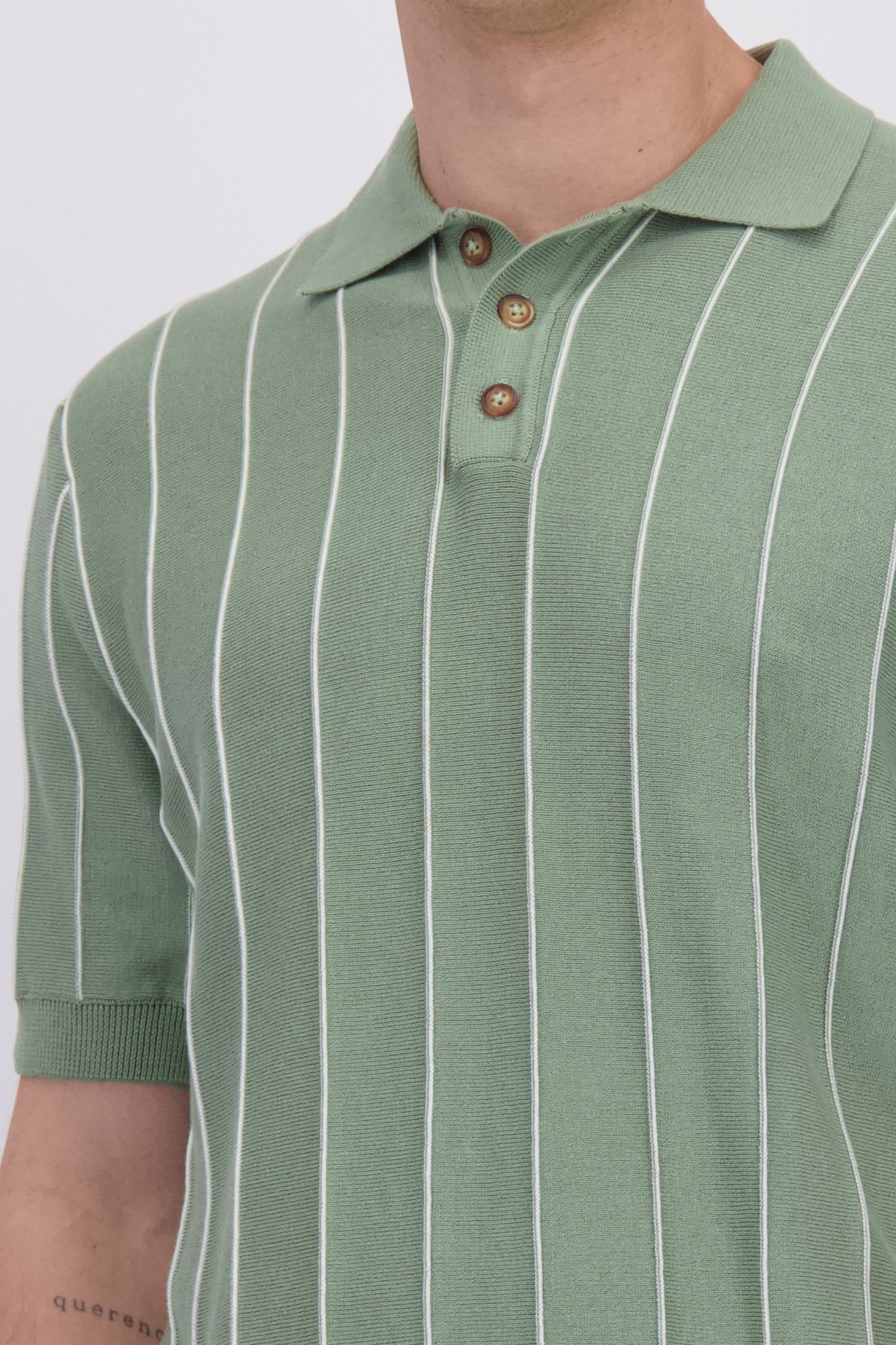 Detail van Groene polo met wit gestreept motief door Only & Sons voor Heren
