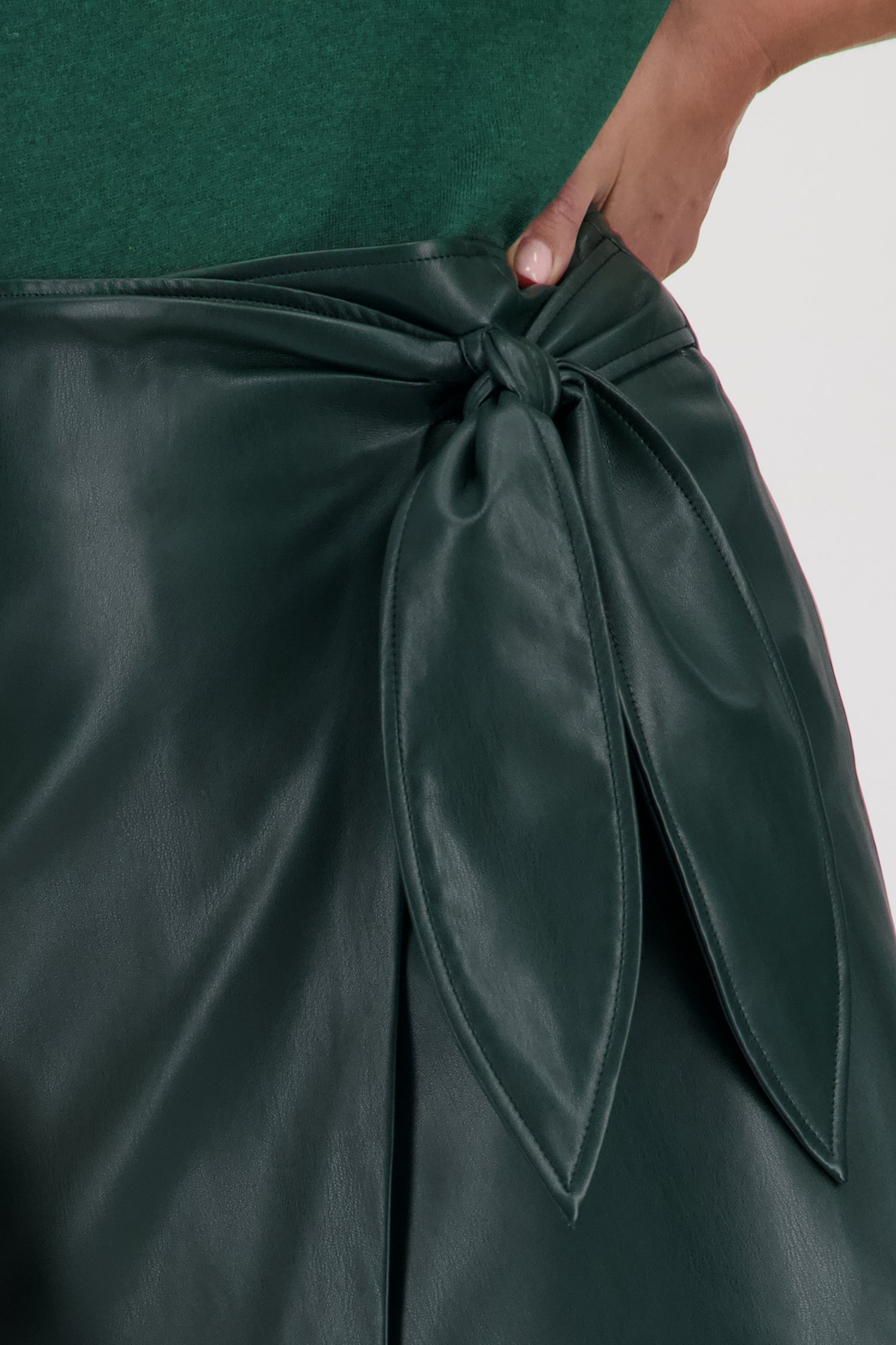 Groene wikkelrok met leather look van Louise voor Dames