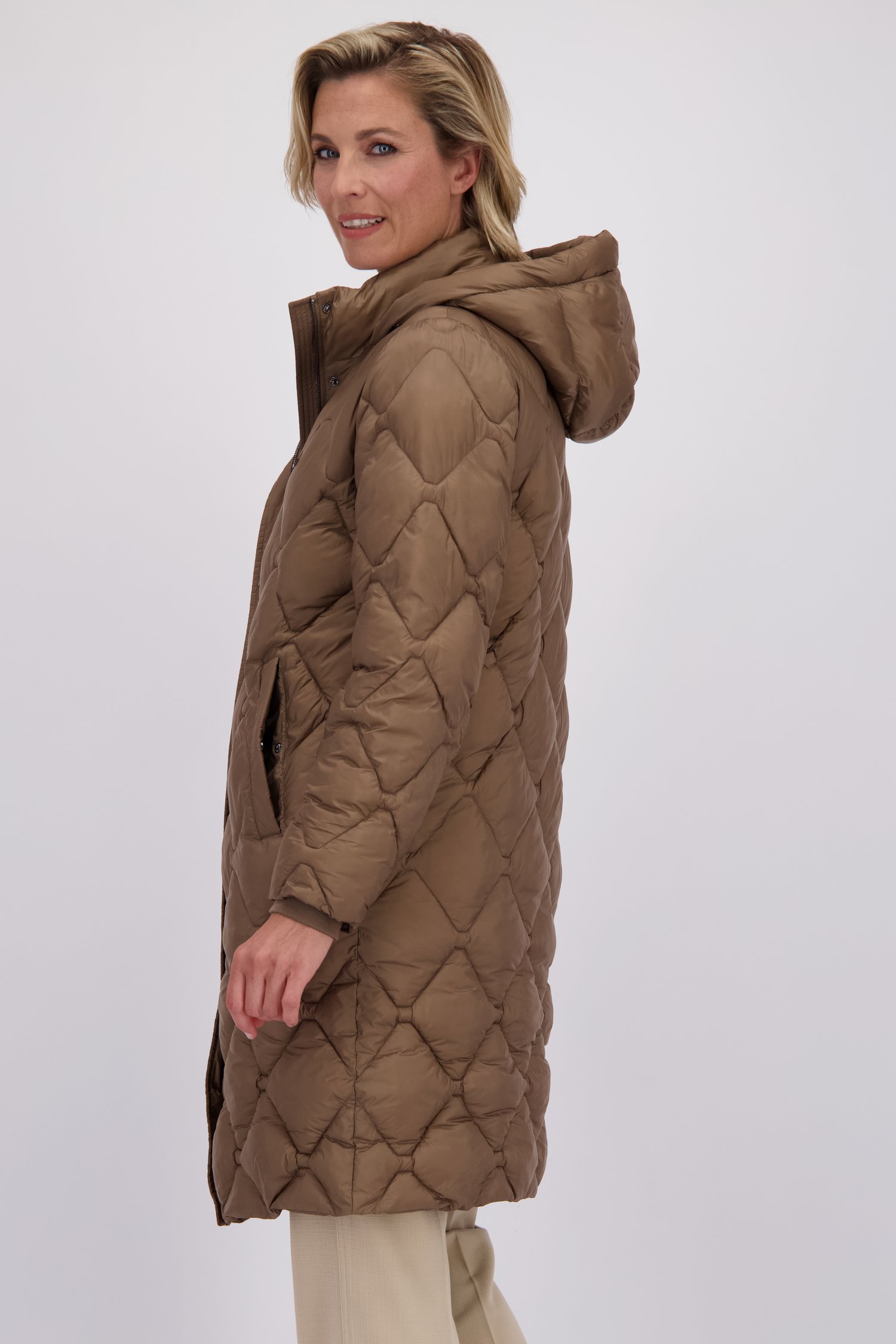 Achterkant van Halflange bruine gewatteerde jas door Claude Arielle voor Dames