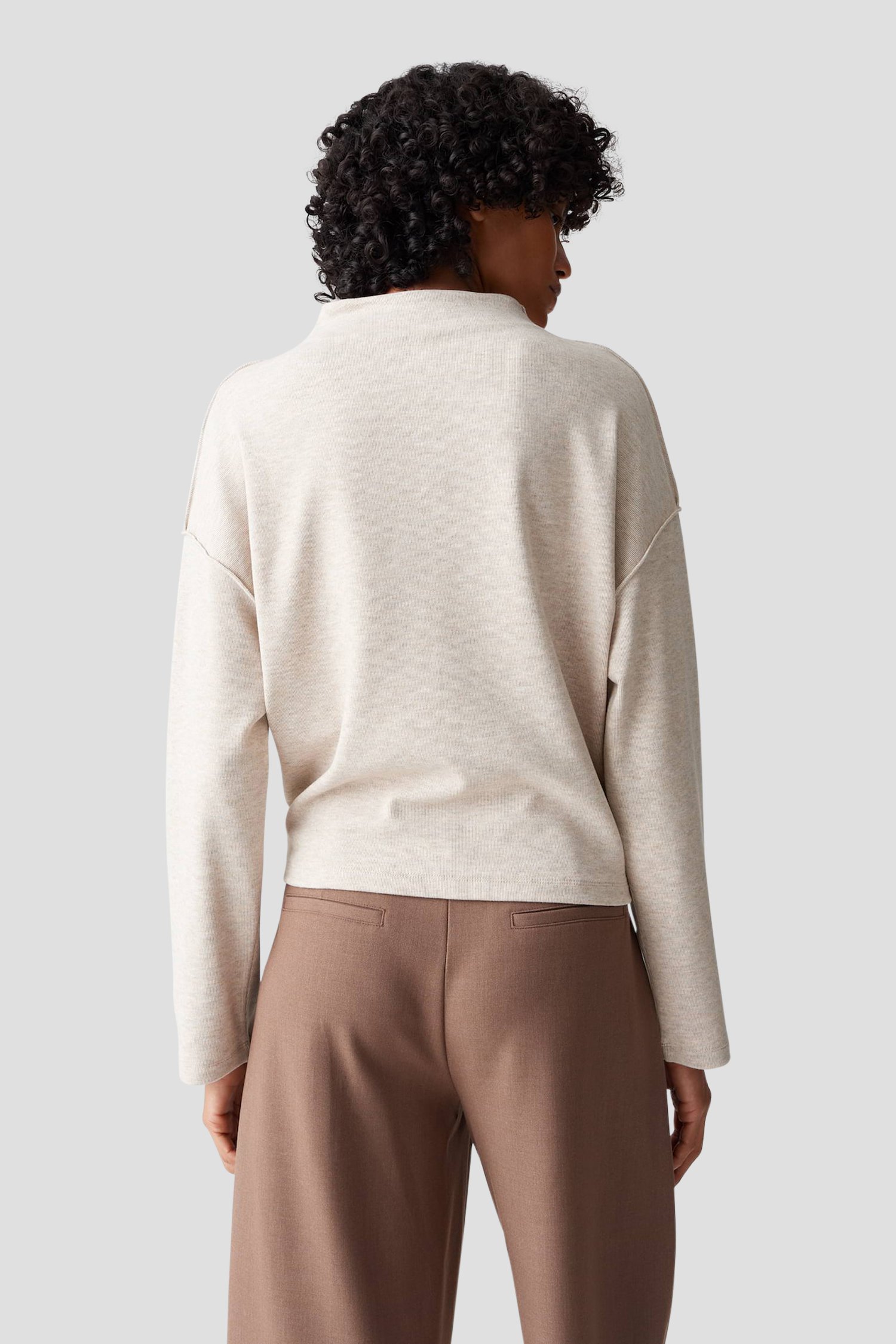 Le dos de Haut beige à manches longues avec col montant de Opus pour Femmes
