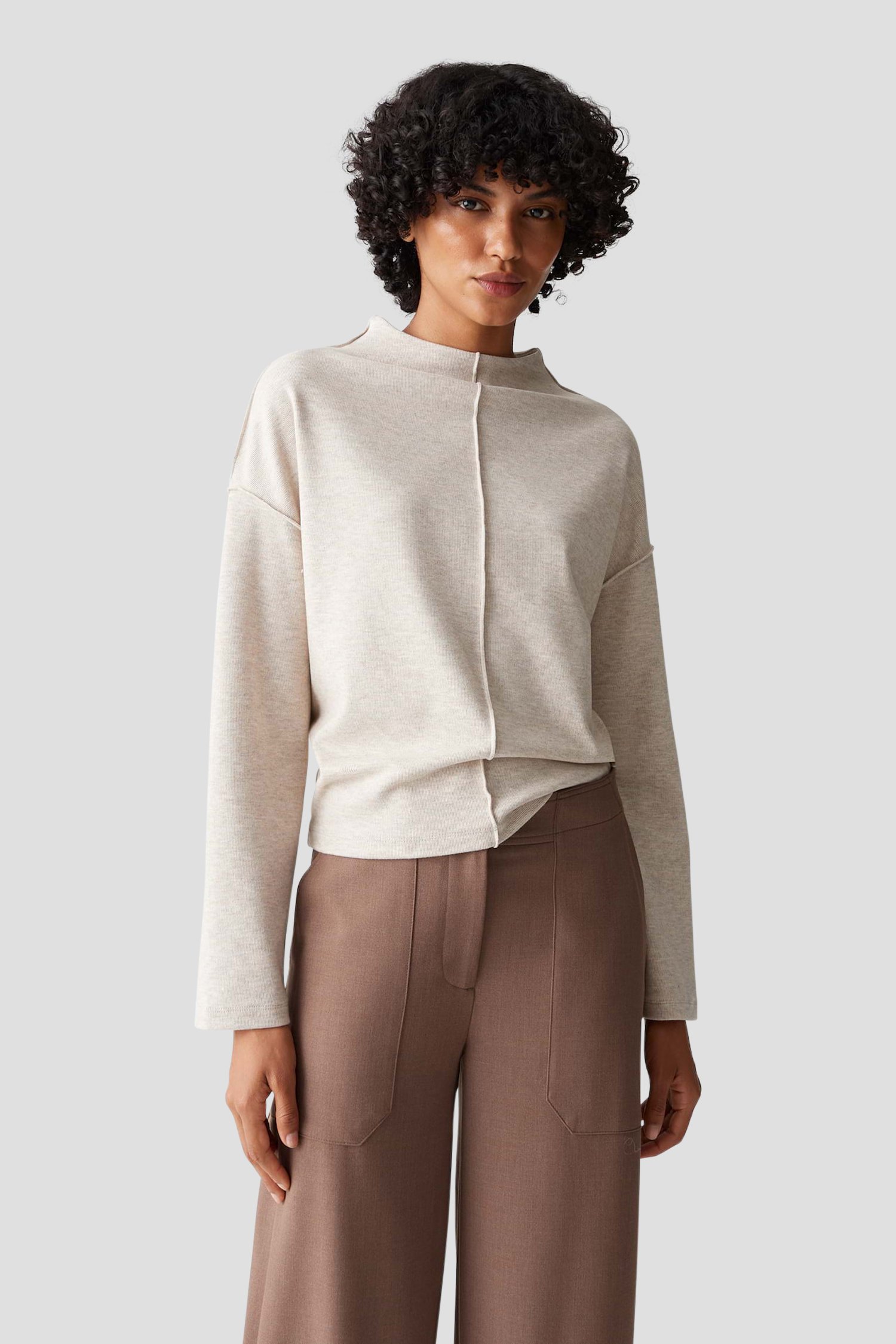 Le devant de Haut beige à manches longues avec col montant de Opus pour Femmes