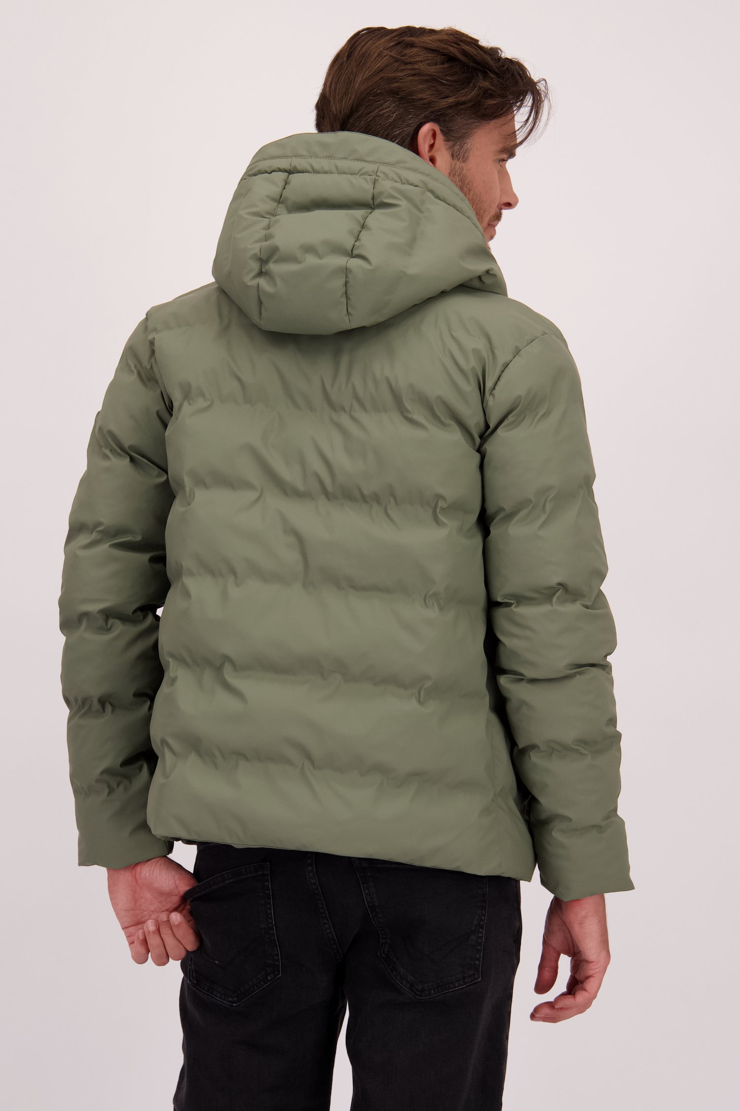Le dos de Imperméable matelassé vert olive avec capuche de Tantä pour Hommes