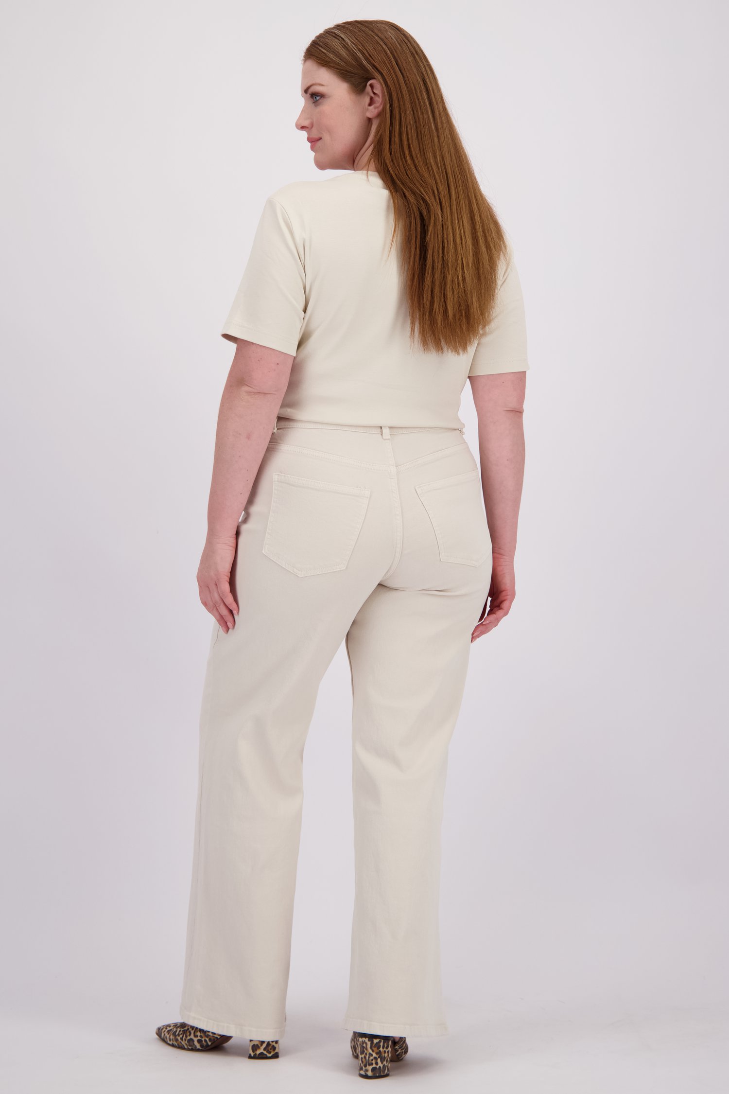 Le dos de Jean beige - coupe wide leg de ONLY Carmakoma pour Femmes