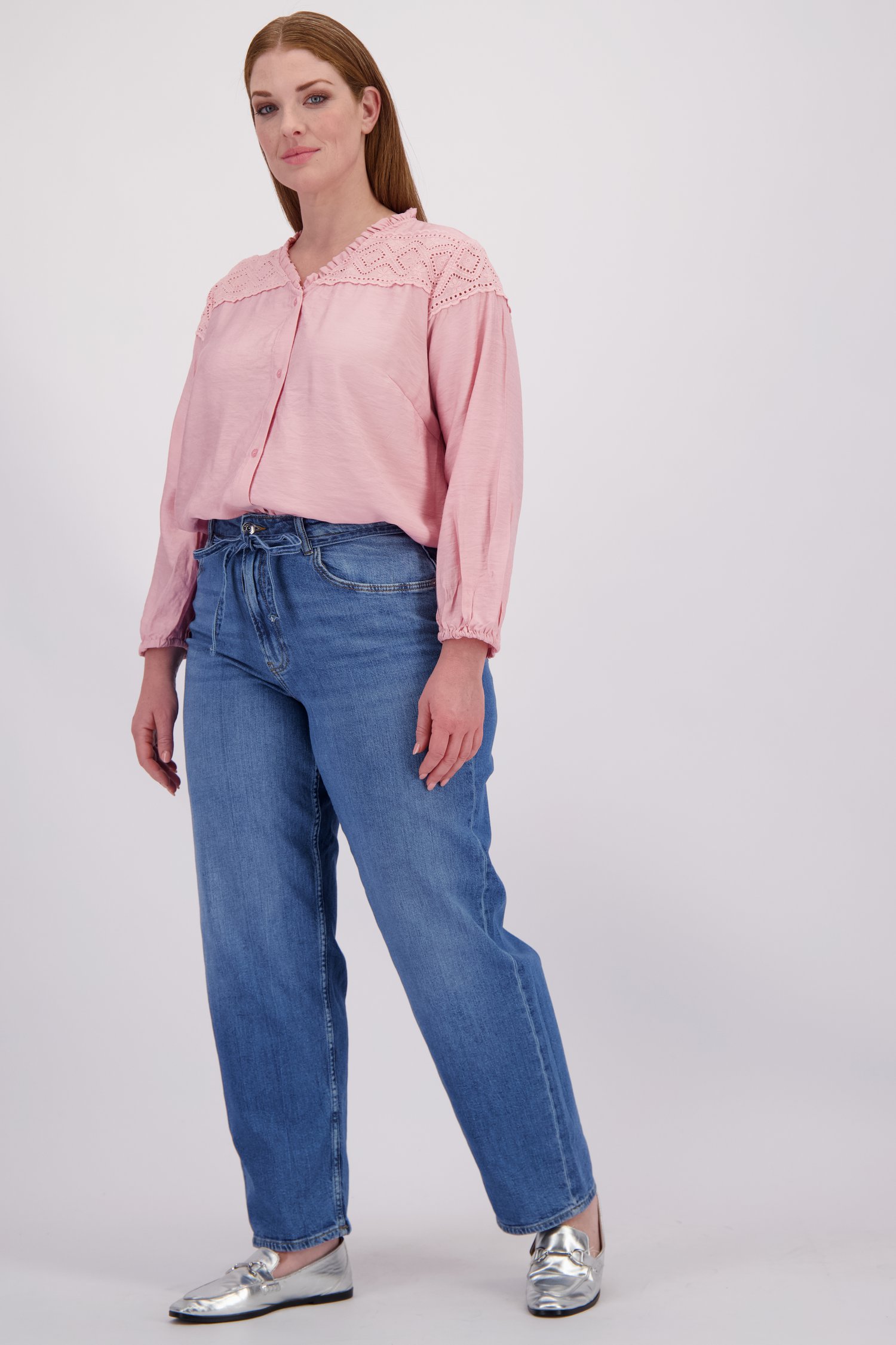 Le devant de Jean bleu avec lien à nouer – Straight fit  de ONLY Carmakoma pour Femmes