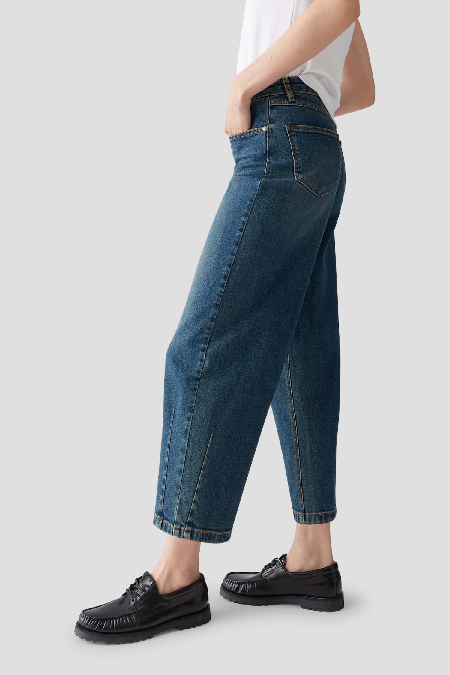 Détail de Jean bleu – Barrel fit – Longueur 7/8 de Opus pour Femmes