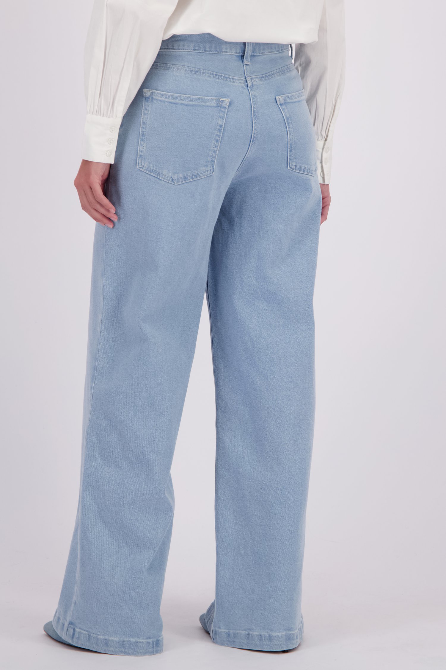 Le dos de Jean bleu clair à coupe large de D'Auvry Studio pour Femmes