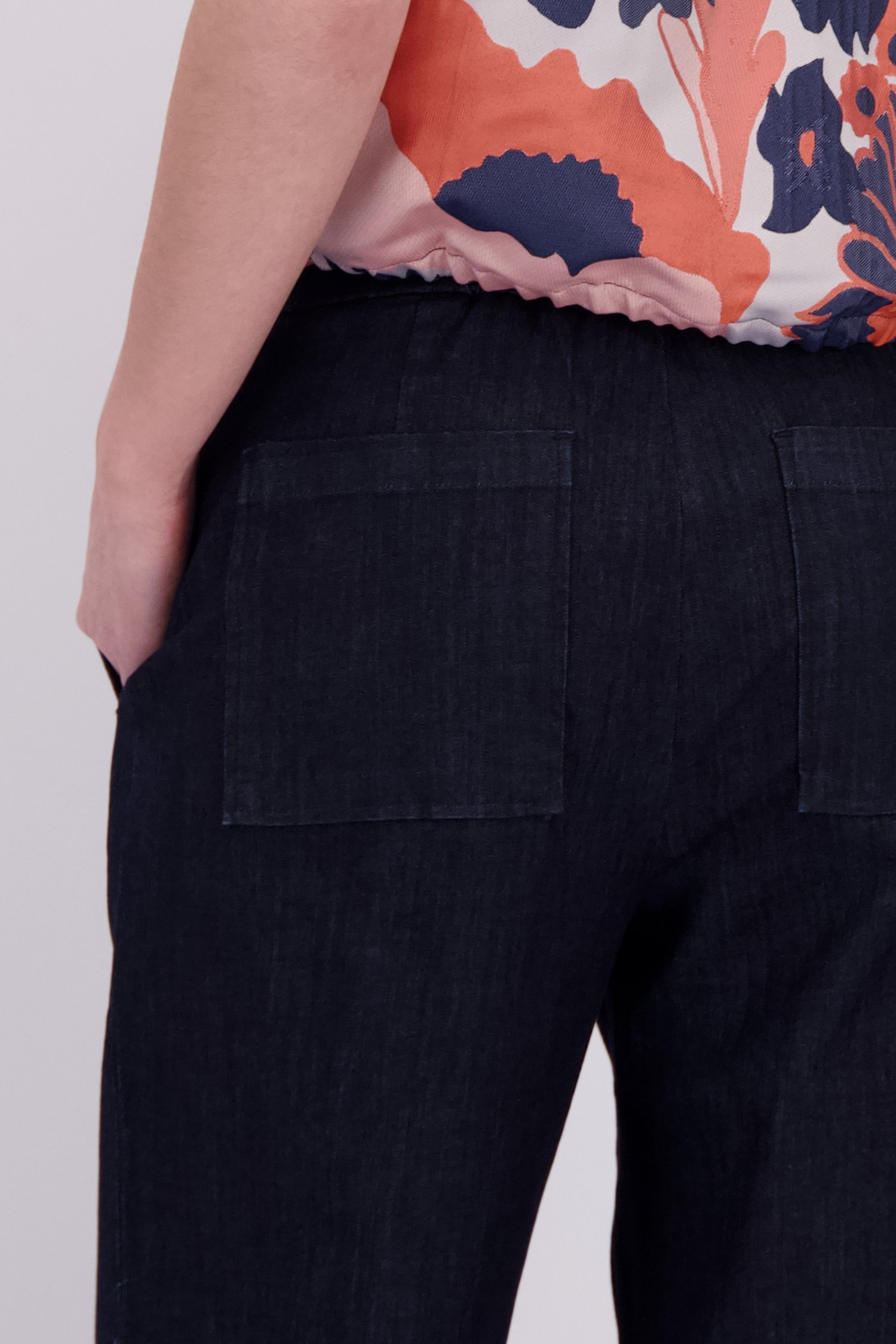 Détail de Jean bleu foncé à jambes larges de Geisha pour Femmes