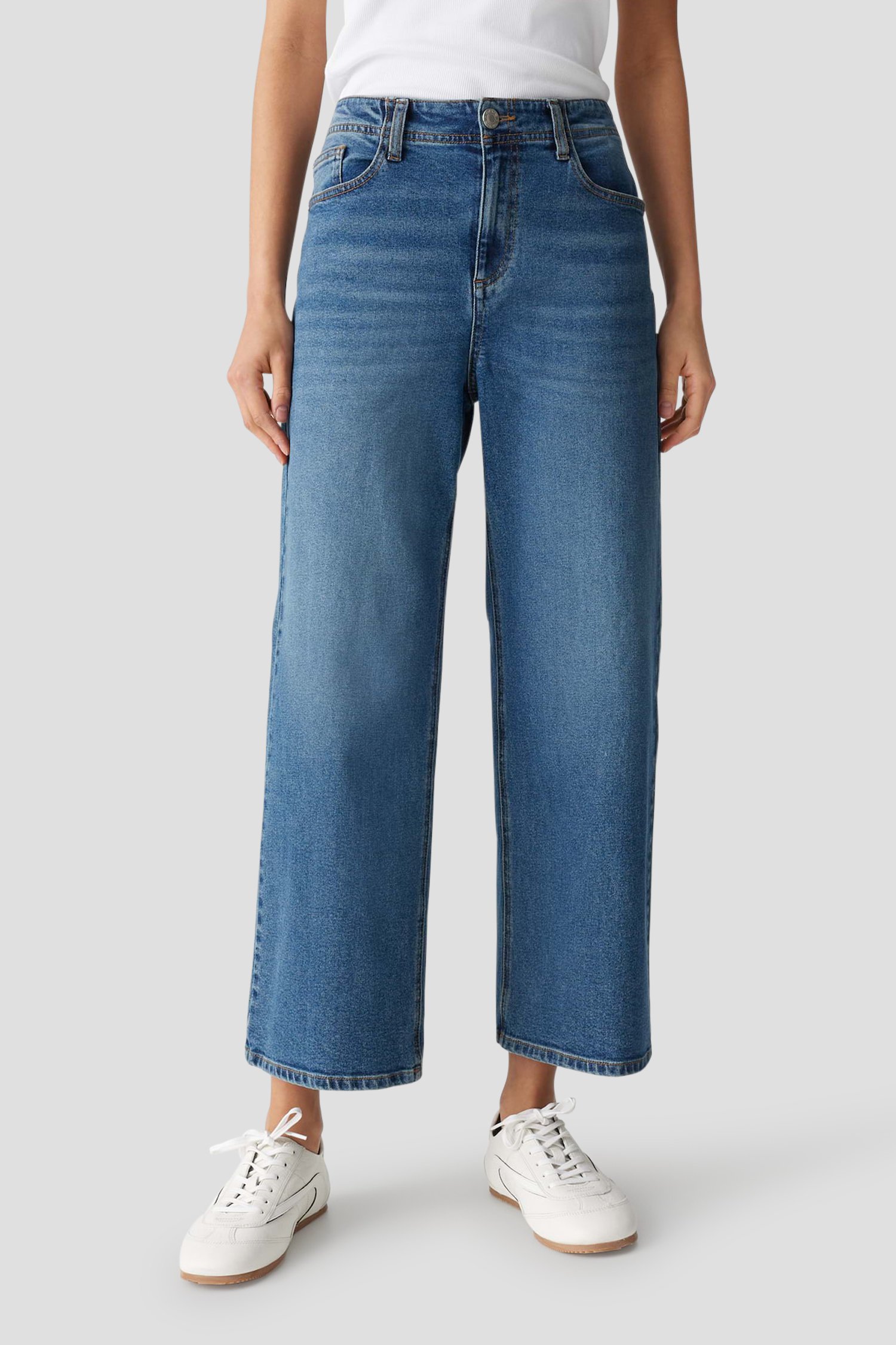 Le devant de Jean bleu large de Opus pour Femmes