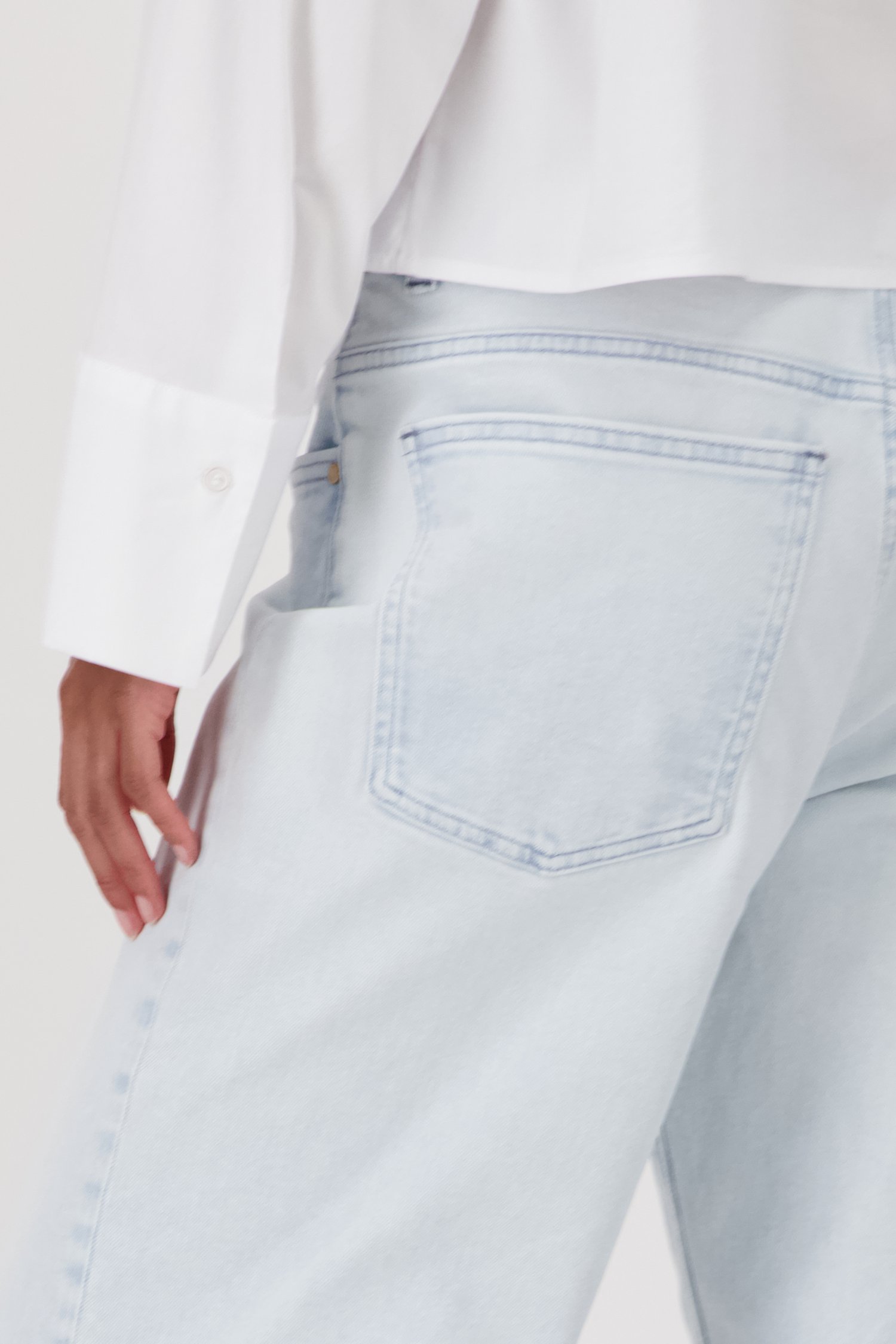 Détail de Jean fuselé bleu clair à l’aspect délavé de Louise pour Femmes