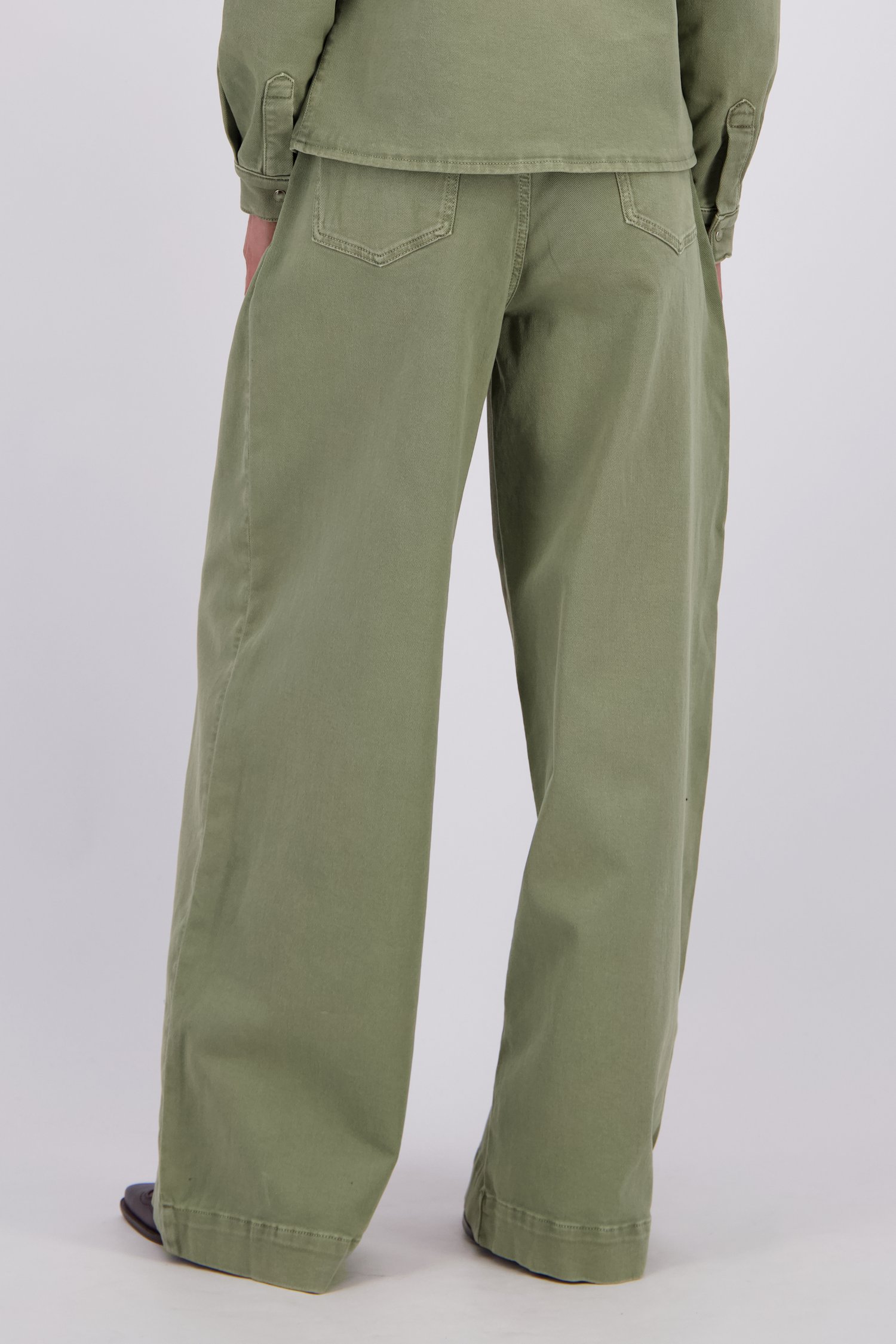 Le dos de Jean vert olive large avec plis de Liberty Island Denim pour Femmes