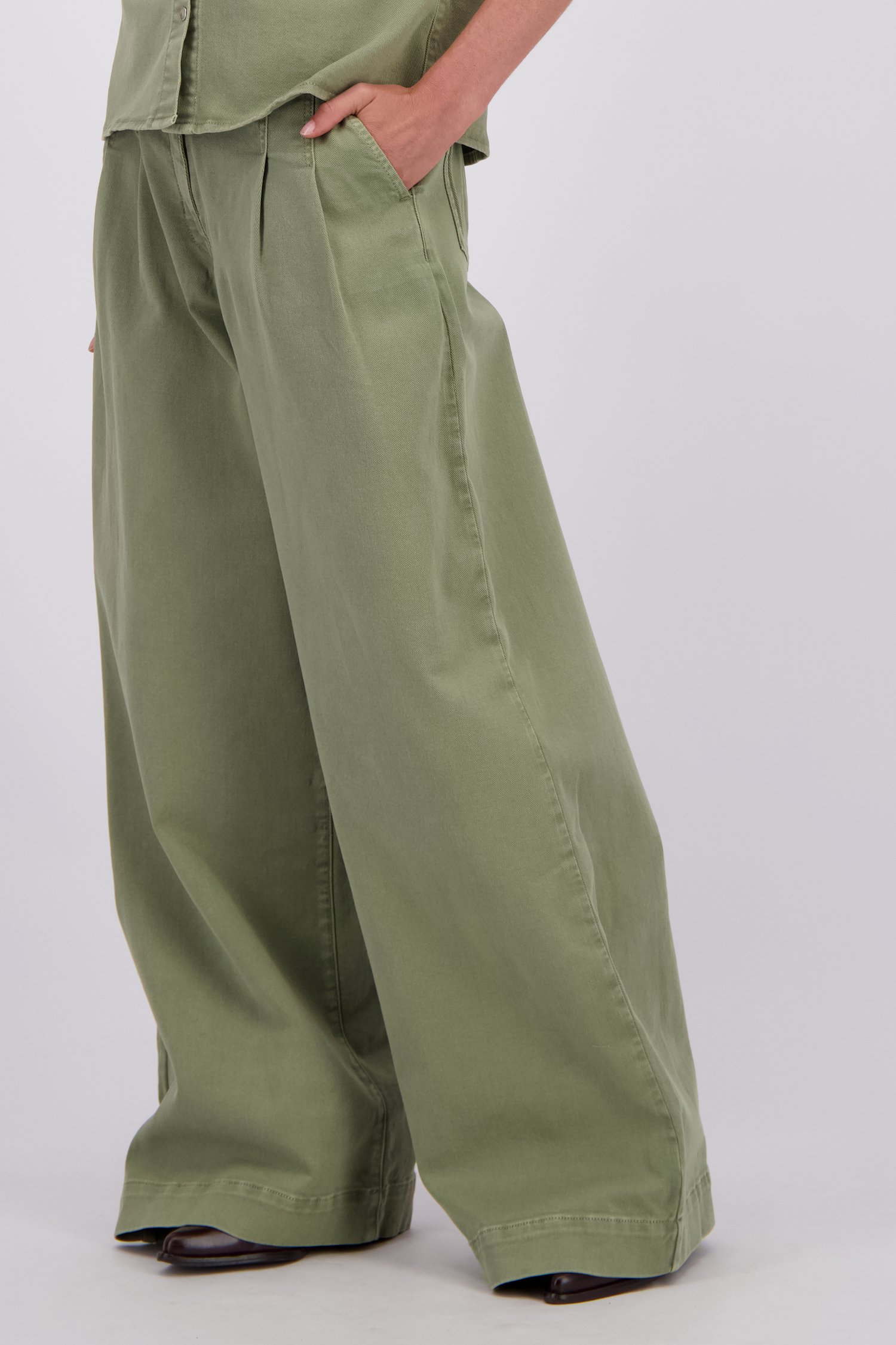 Le devant de Jean vert olive large avec plis de Liberty Island Denim pour Femmes