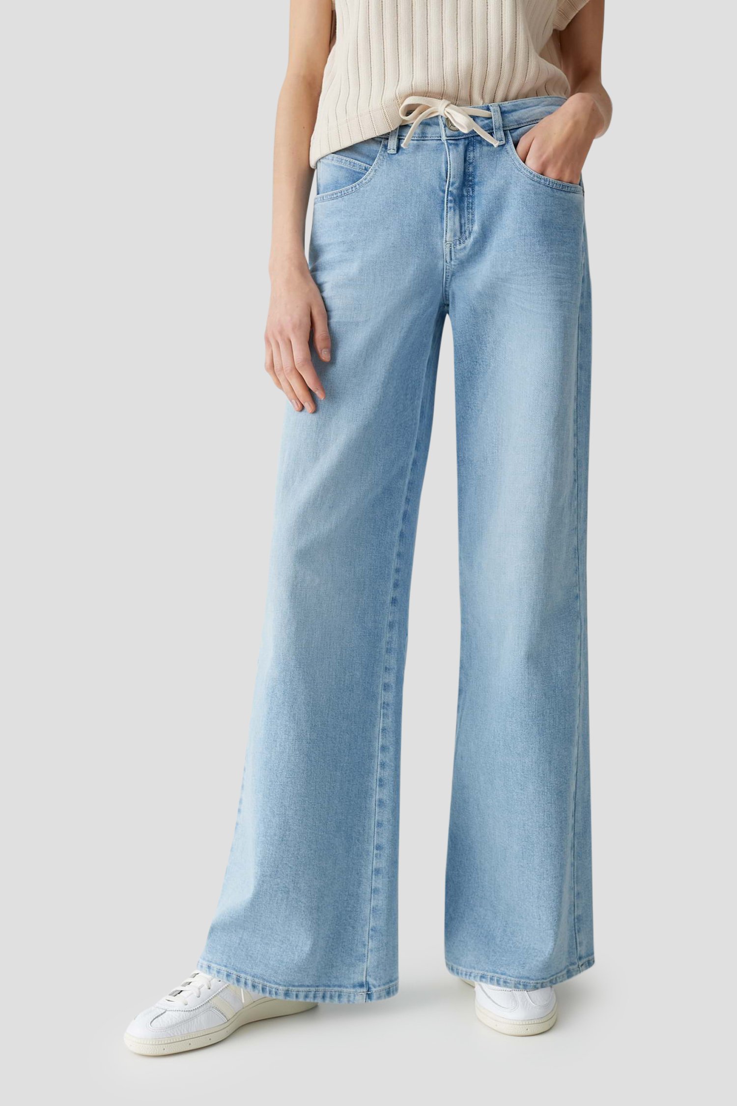 Le devant de Jeans bleu clair ample avec ceinture à nœud de Opus pour Femmes