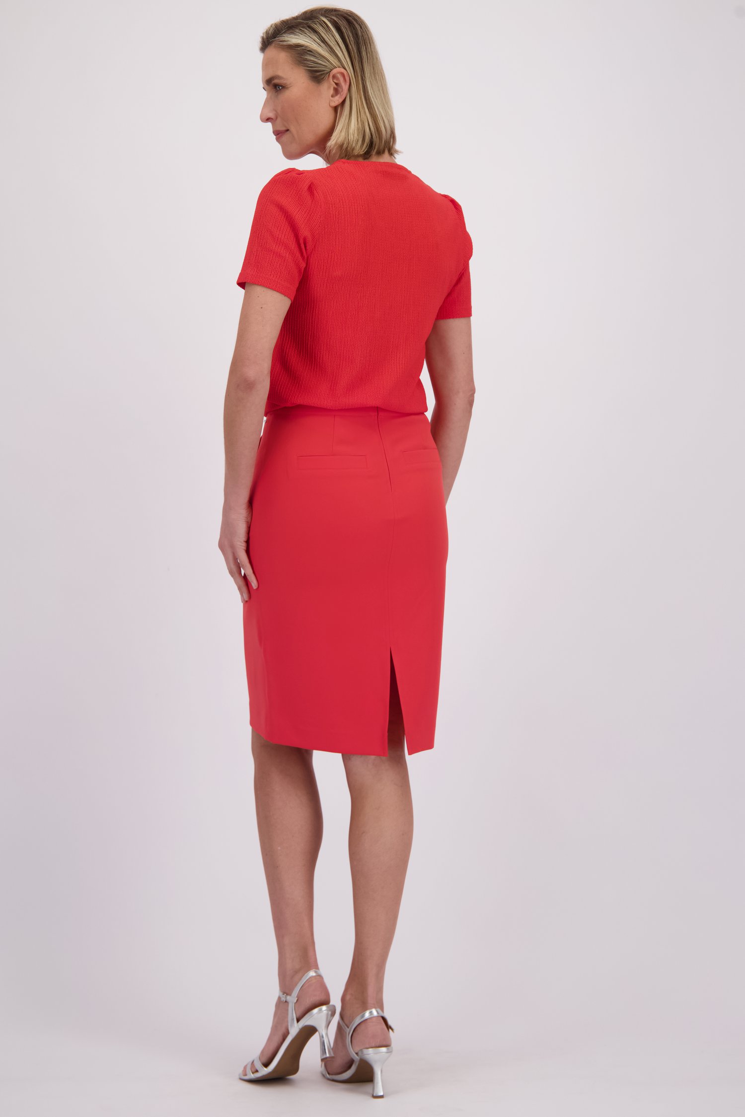 Le dos de Jupe droite rouge  de Claude Arielle pour Femmes